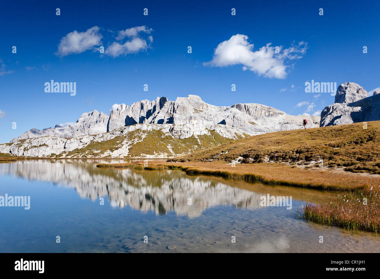 Les randonneurs à l'Boedenseen les lacs, Mt Cima Una sur le droit, Mt Croda Rossa di Sesto dans le dos, Sesto, Sexten Banque D'Images