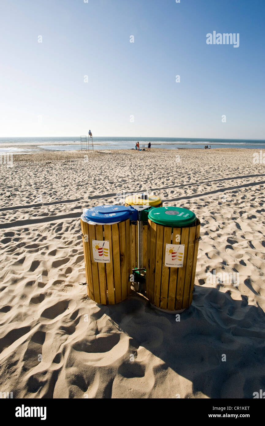France, Gironde, Soulac sur Mer, le tri des déchets aux fins de recyclage sur la plage Banque D'Images