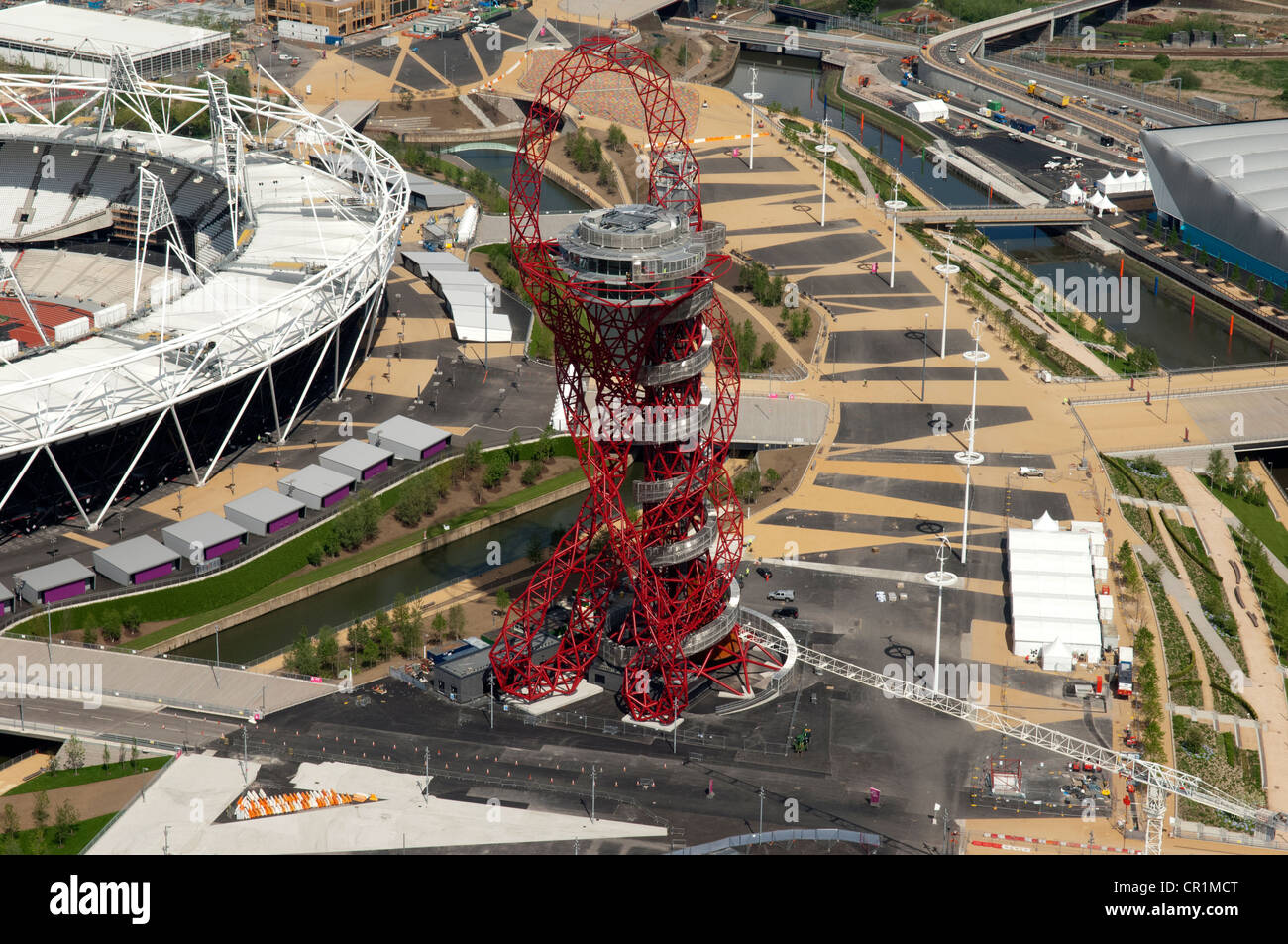 La sculpture par Arcelor Mittal Orbit Anesh Kapoor et le centre aquatique à la London Olympic Park, vu de l'air. Banque D'Images