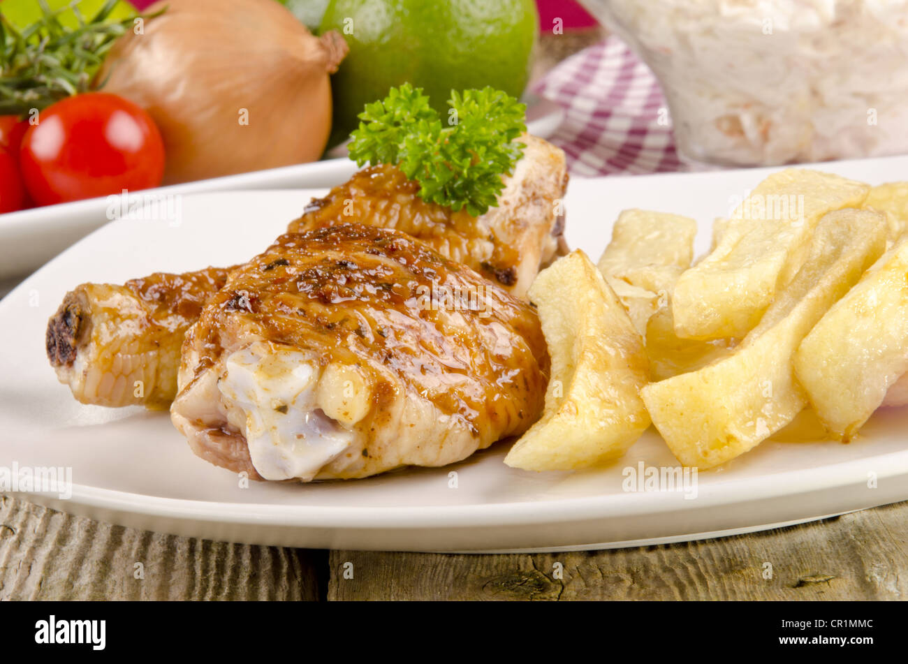 Pilons de poulet grillé avec frites sur une assiette Banque D'Images