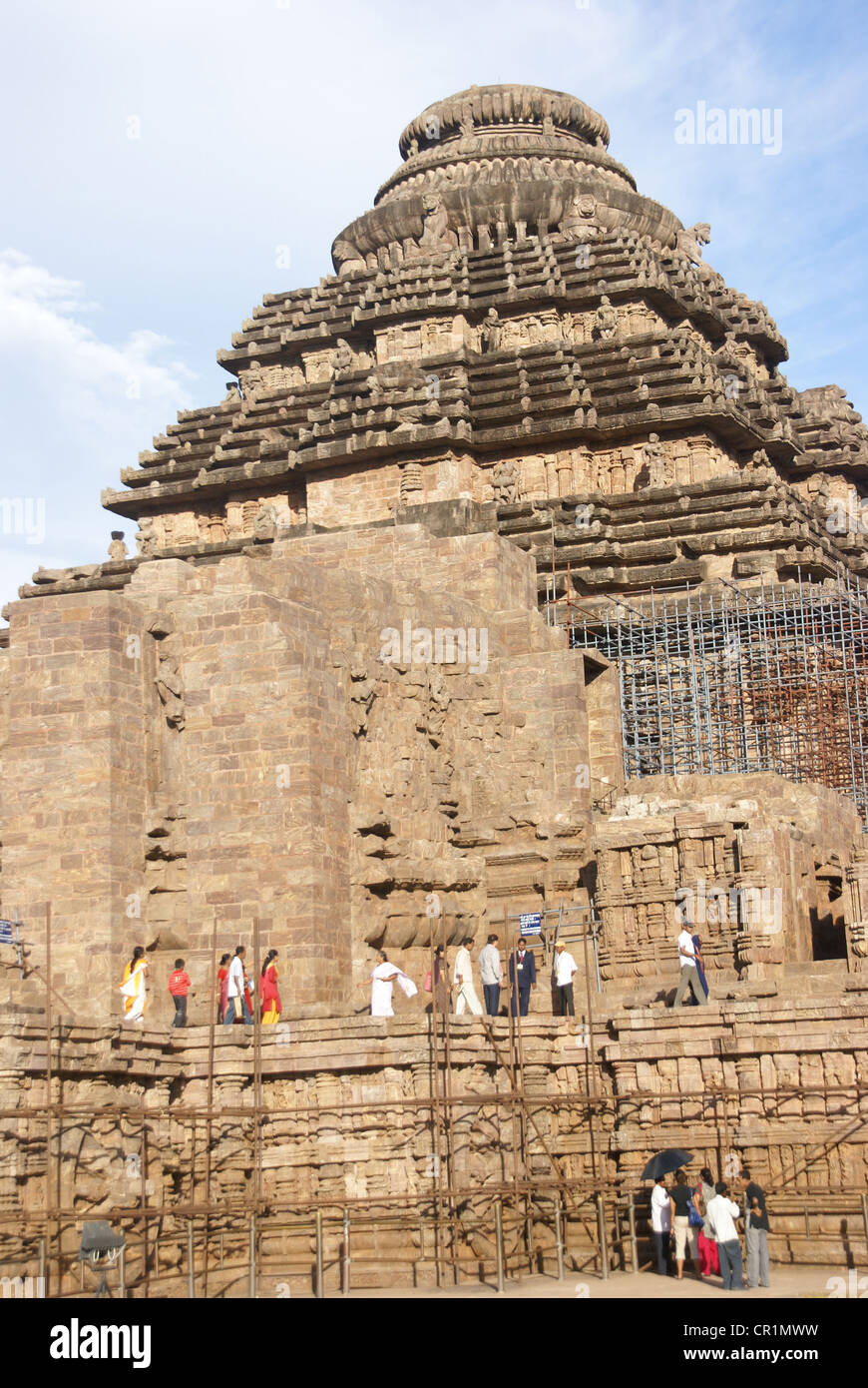 PURI, INDE - NOV 18 - les touristes indiens explorer Konarak Temple, le Nov 18, 2009 à Puri, Inde Banque D'Images