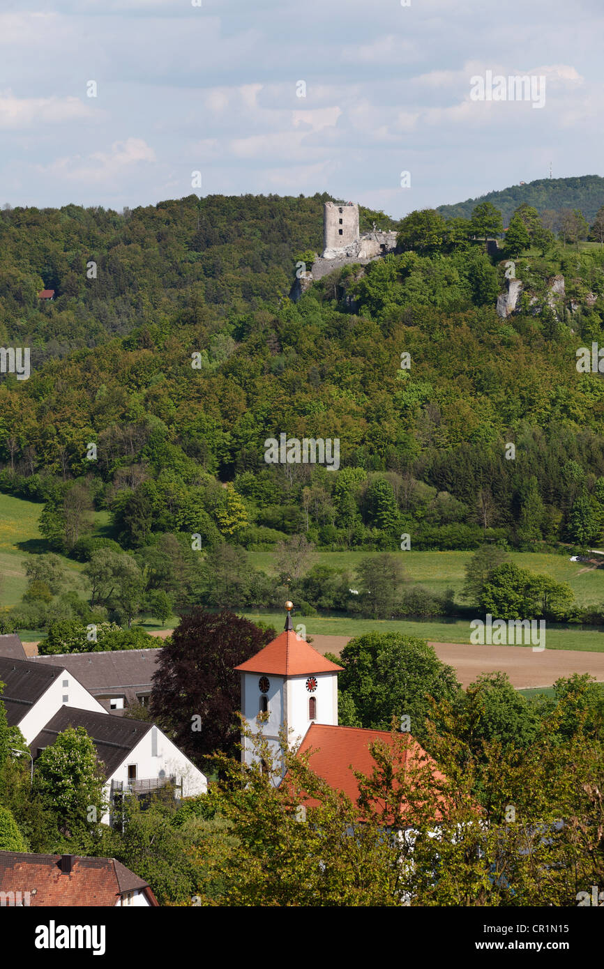 Streitberg Neideck avec ruines à dos, ville de marché de Wiesenttal, Suisse franconienne, Haute-Franconie, Franconia, Bavaria Banque D'Images