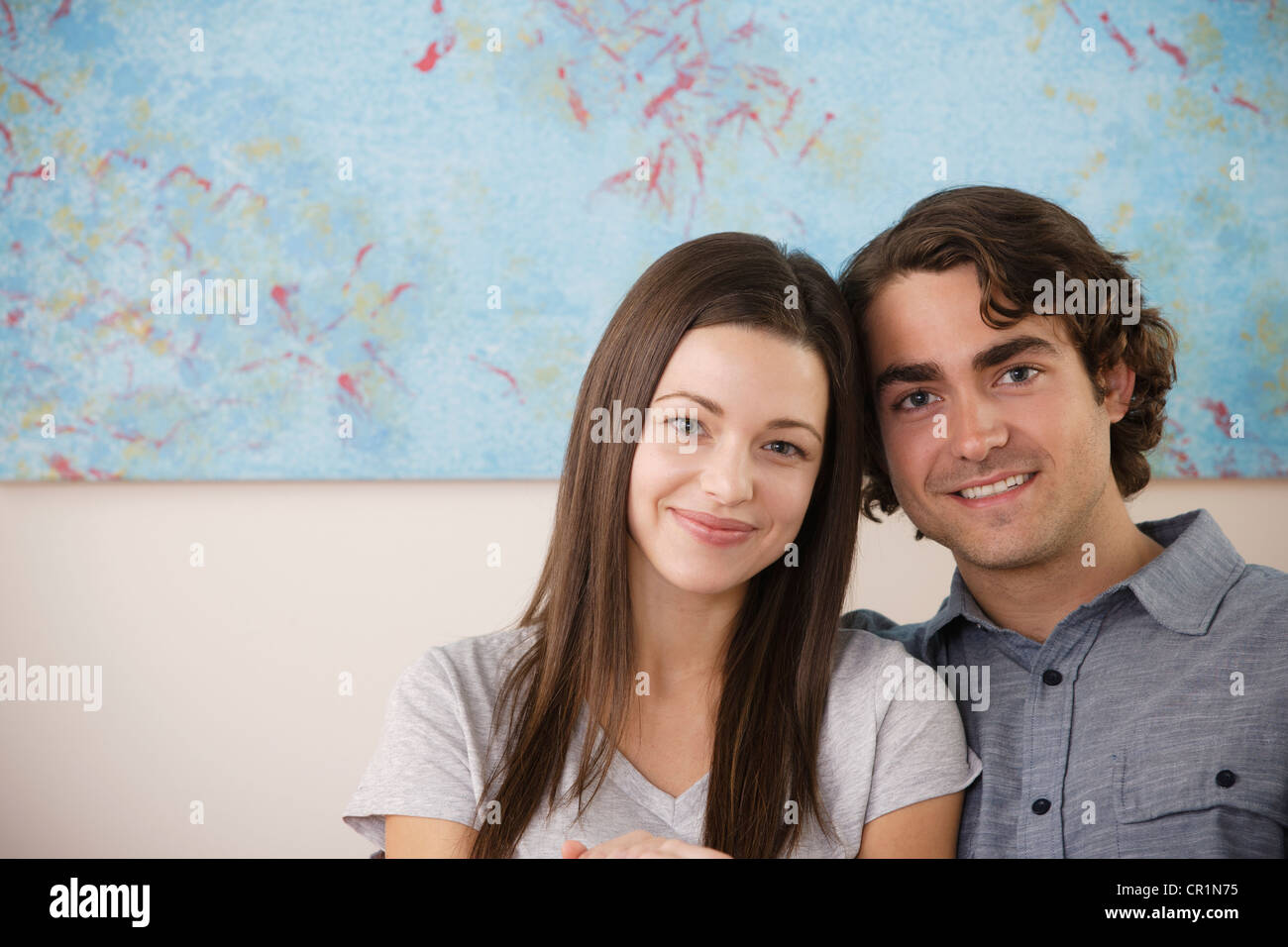 USA, Californie, Los Angeles, Portrait of young couple sitting on sofa Banque D'Images