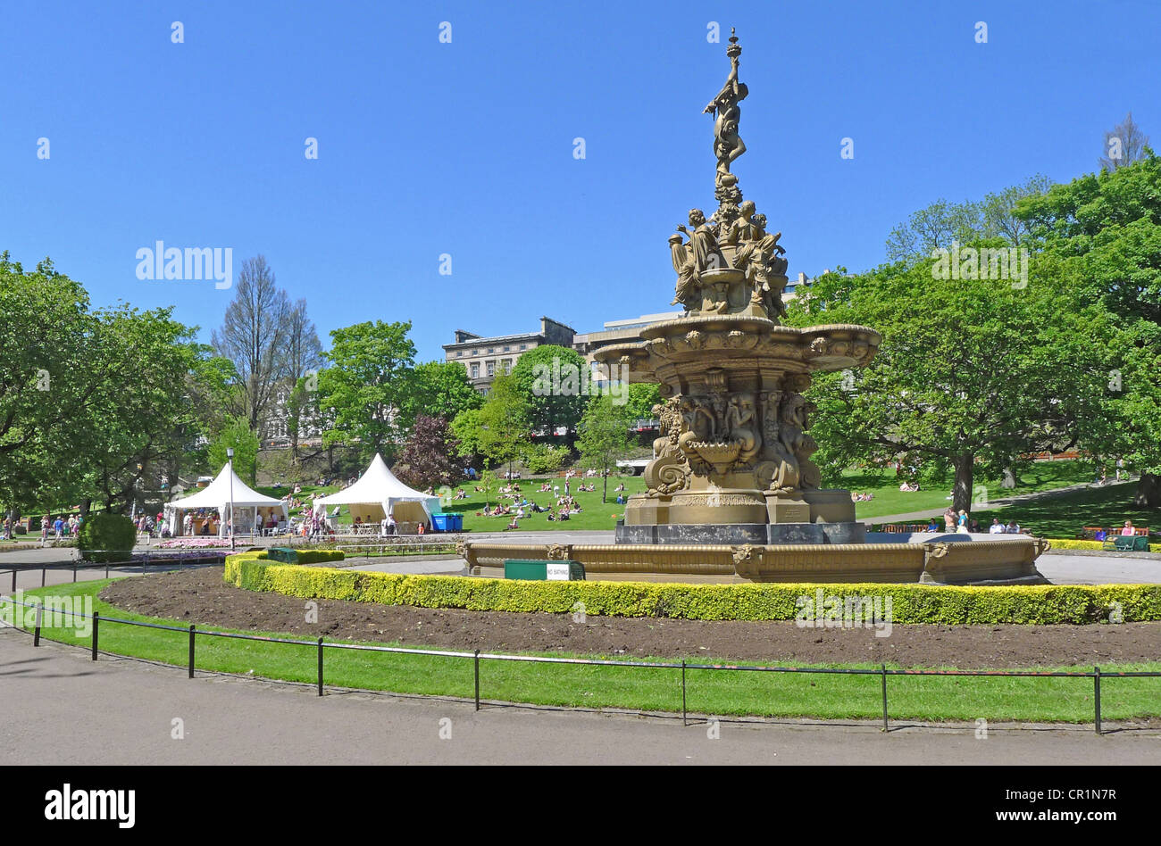 Le golden Ross Fontaine dans West Princes Street Gardens, Édimbourg sur une journée de printemps ensoleillée. Banque D'Images