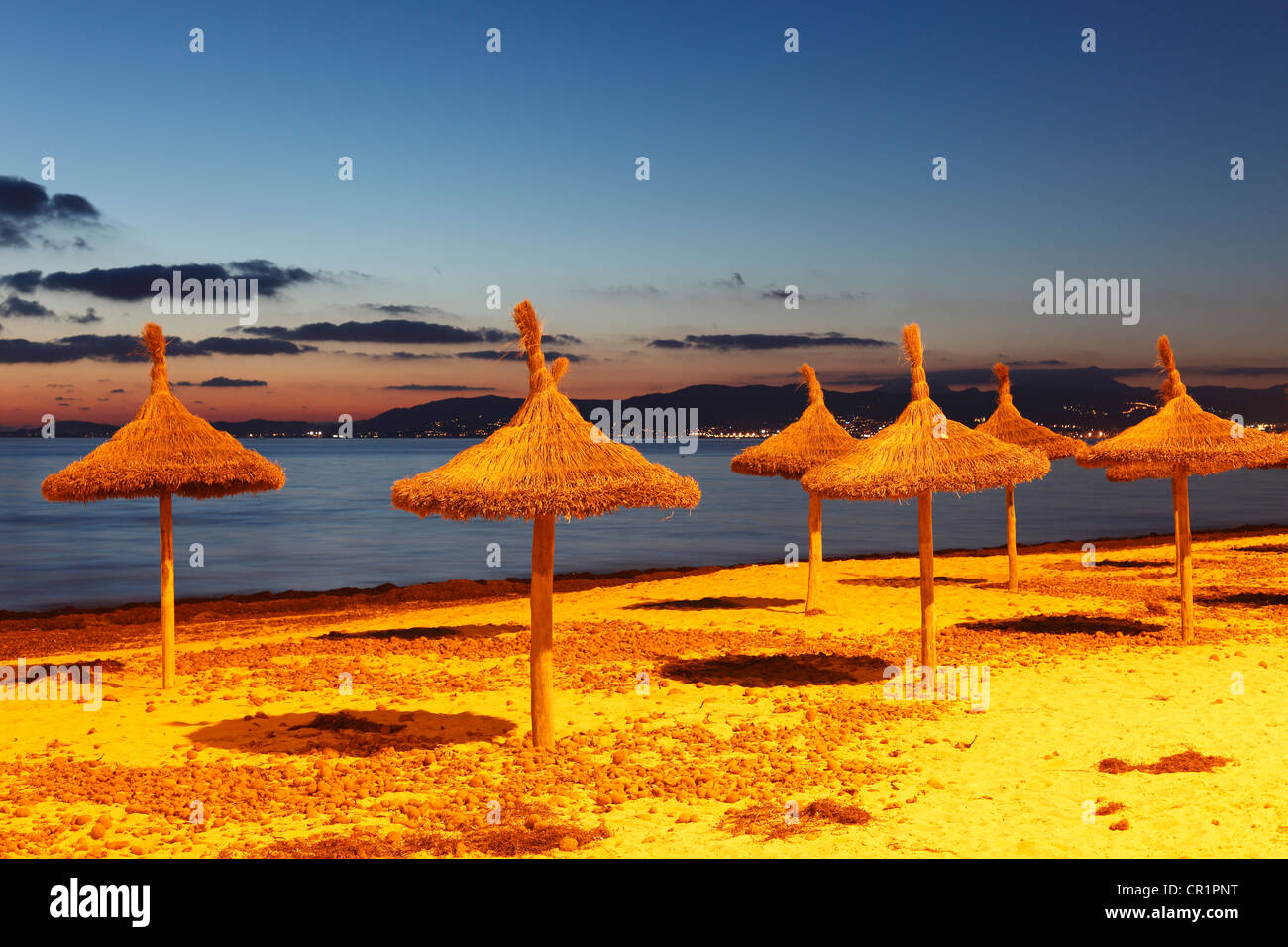 Des parasols de paille sur la plage, s'Arenal, El Arenal, l'humeur du soir, Majorque, Îles Baléares, Espagne, Europe Banque D'Images