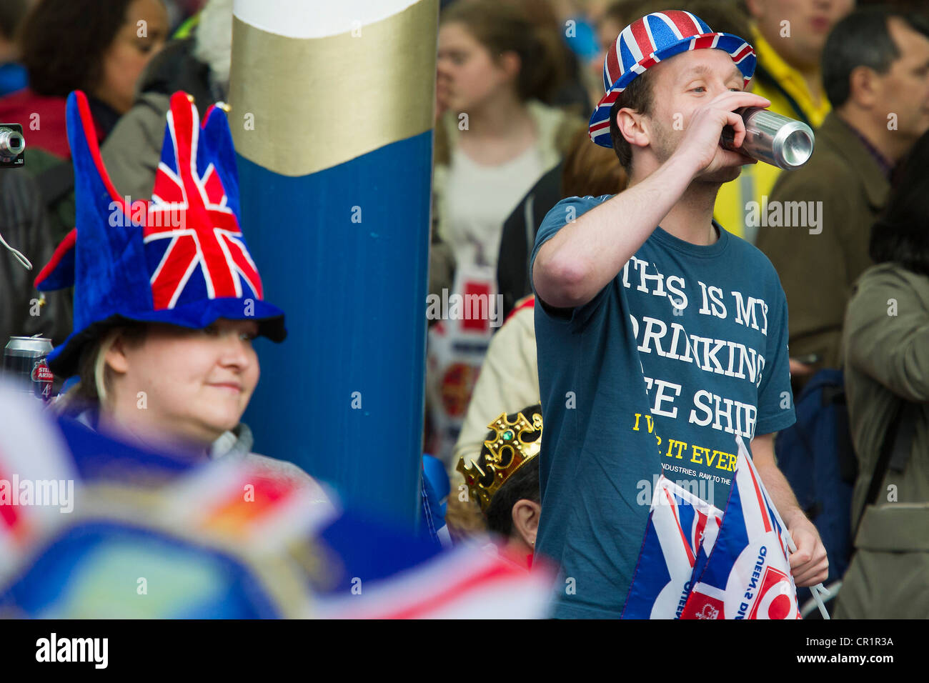 Les Londoniens patriotique se mêlent aux touristes sur le Mall pour célébrer le jubilé de la Reine. Union Jack la peinture pour le visage et les drapeaux abondent. Banque D'Images
