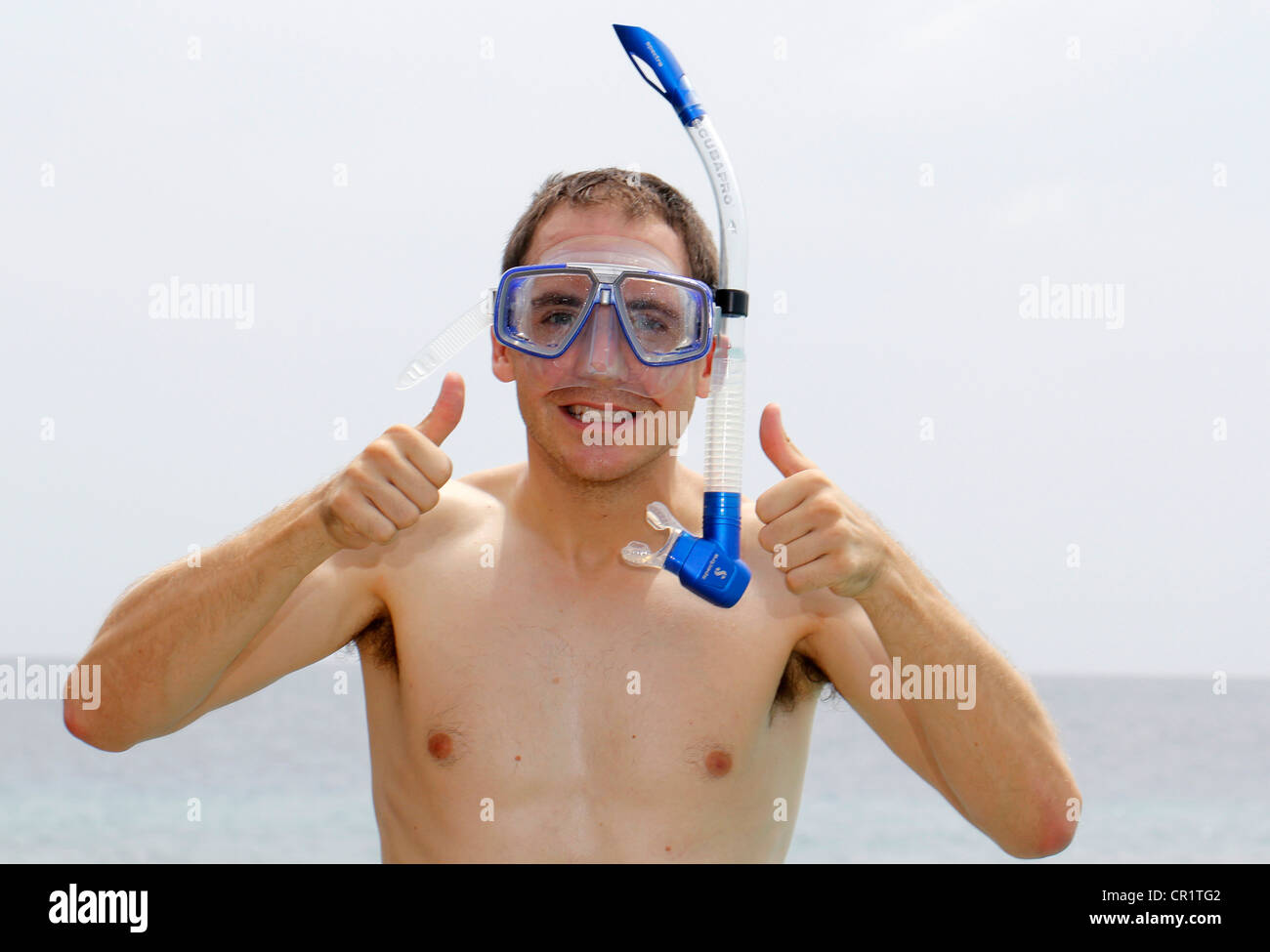 Homme portant un masque de plongée et tuba, prêt à plonger, Thumbs up  geste, Maldives, océan Indien Photo Stock - Alamy