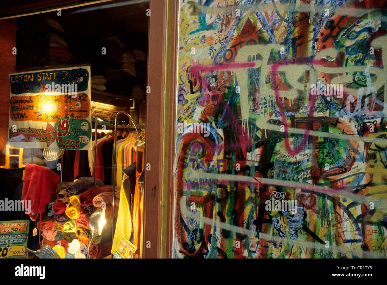 Espagne, Catalogne, Barcelone, afficher la fenêtre de la boutique sur la rue Riera Baixa Banque D'Images