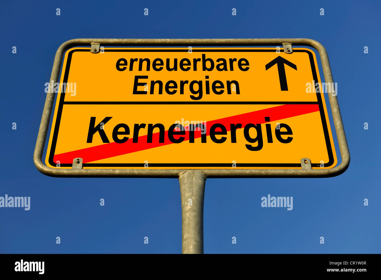 Image symbolique sous la forme d'un panneau de la commune, en allemand, la sortie de l'énergie nucléaire, l'entrée dans les sources d'énergie renouvelables Banque D'Images