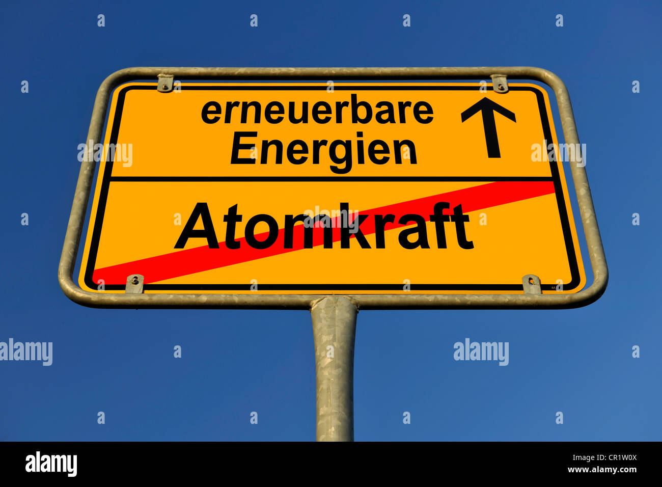 Image symbolique sous la forme d'un panneau de la commune, en allemand, la sortie de l'énergie atomique, l'entrée dans les sources d'énergie renouvelables Banque D'Images
