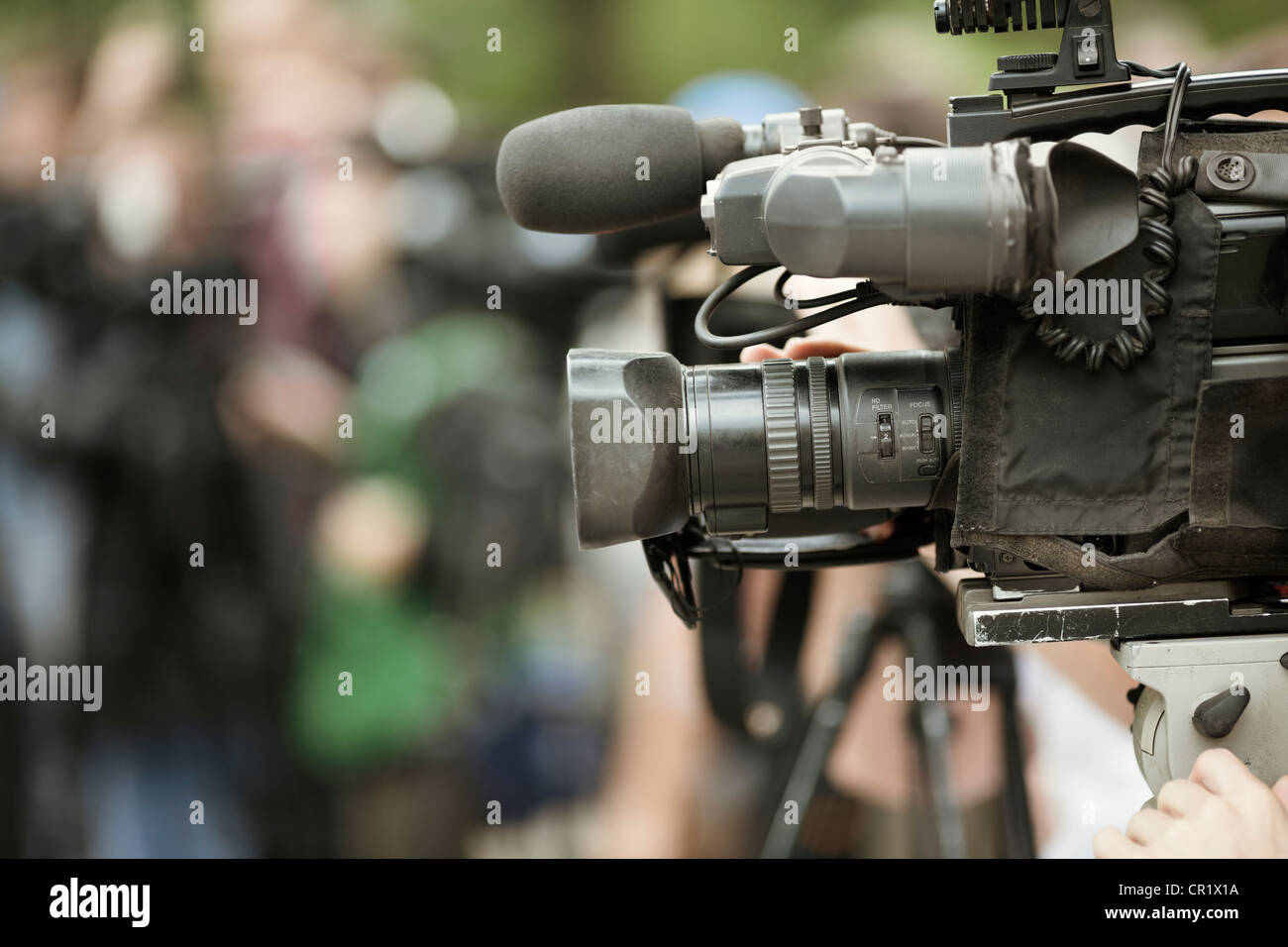 Caméscope professionnel sur le trépied, selective focus sur les verres. Banque D'Images