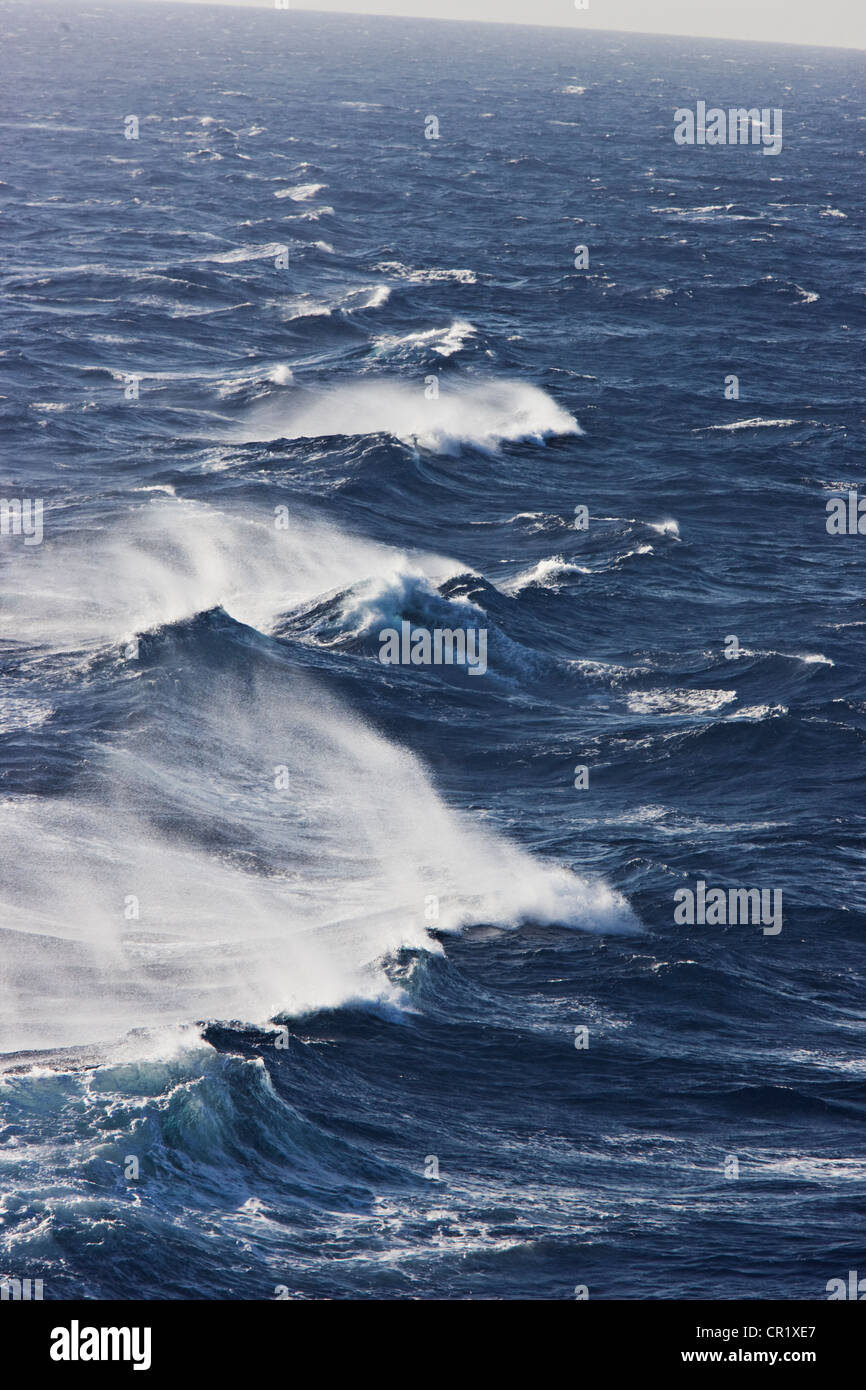 Les vagues de l'océan dans les Rocheuses Banque D'Images