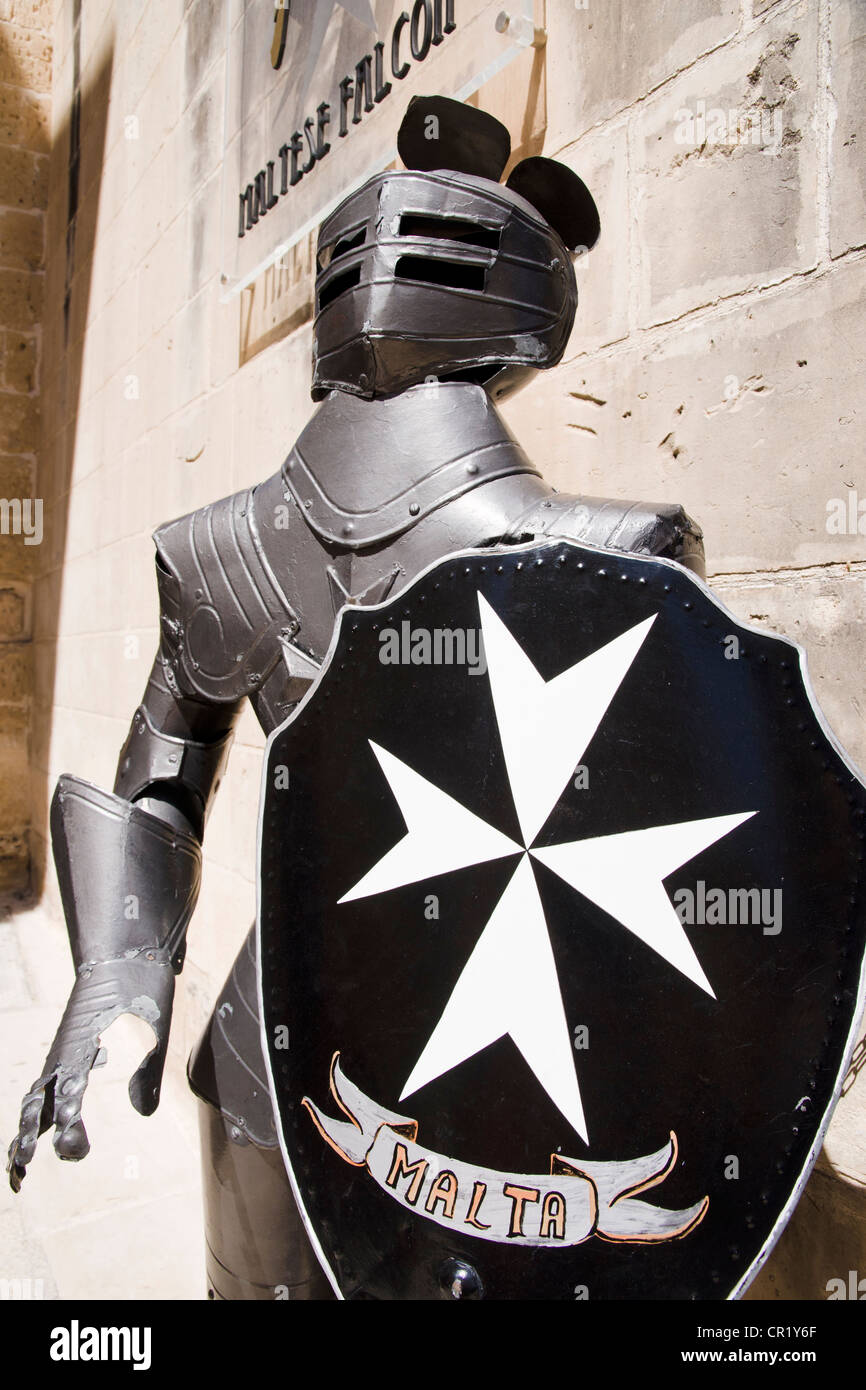 Kinght faisceau d'en face d'une boutique de souvenirs à Mdina, Malte Banque D'Images