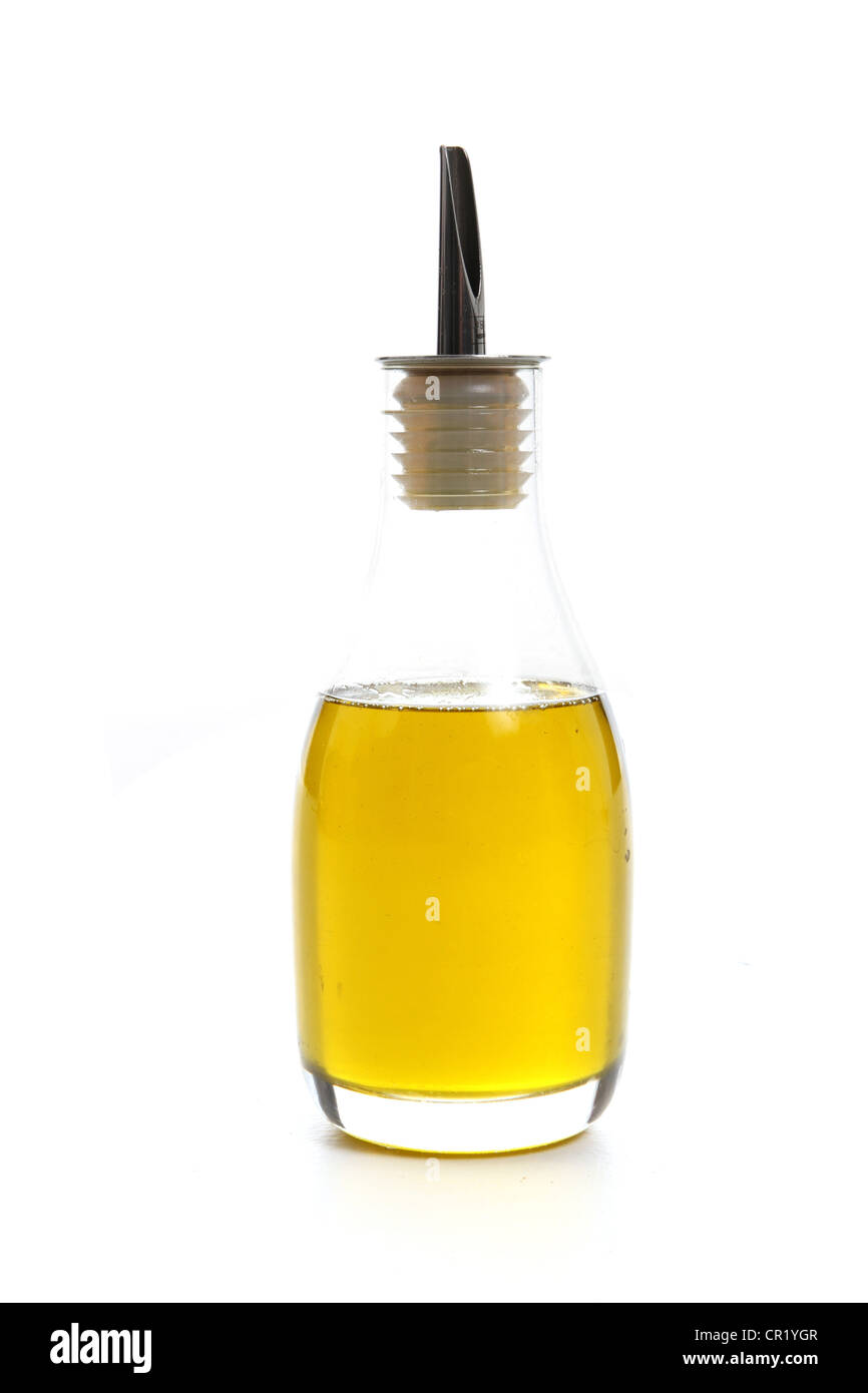 Récipient rempli d'huile d'olive sur fond blanc Banque D'Images
