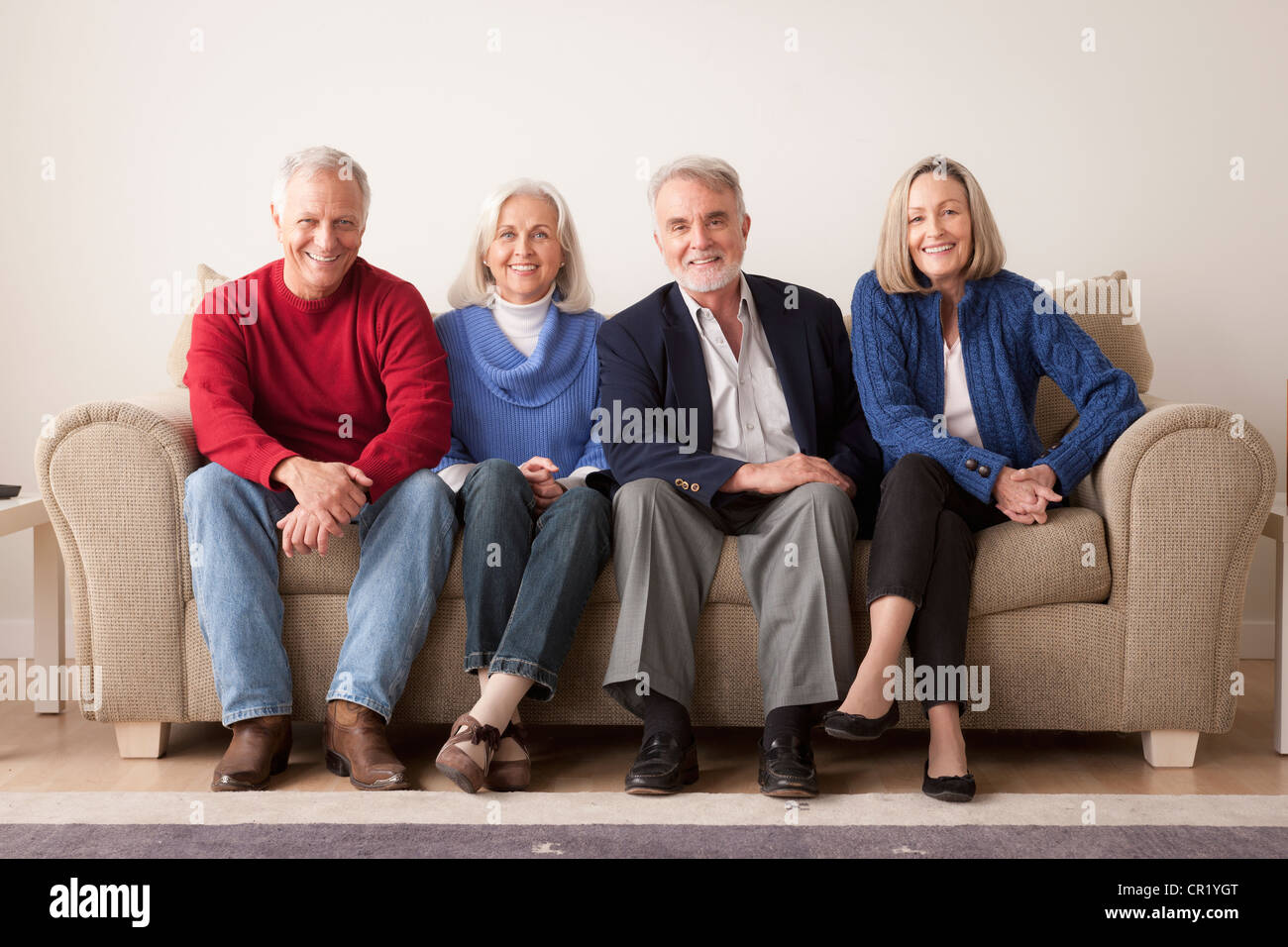 USA, Californie, Los Angeles, deux couples de personnes âgées sur canapé Banque D'Images