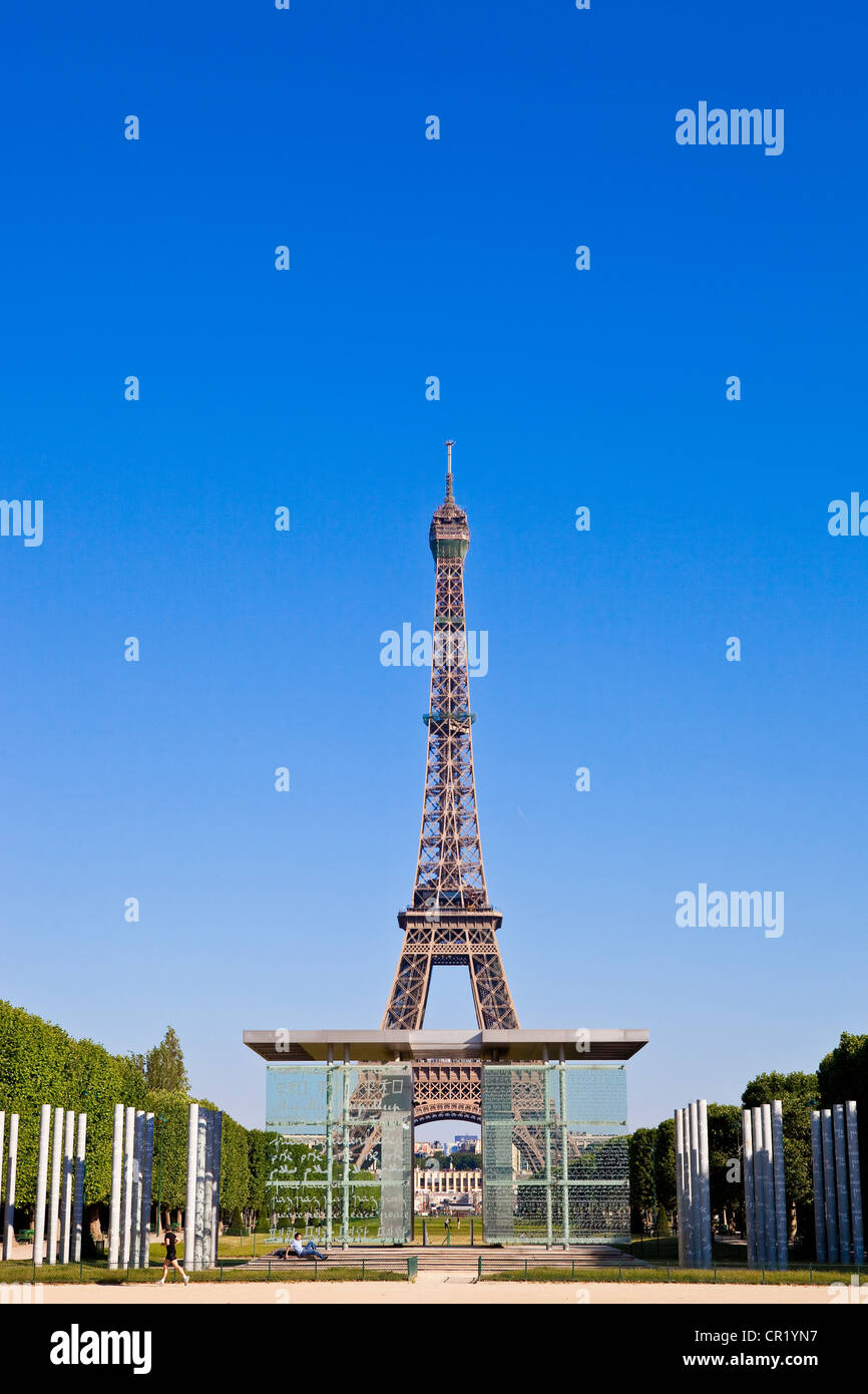 France, Paris, le mur de la paix (par Jean-Michel Wilmotte et Clara Halte) et de la Tour Eiffel en Champs de Mars Banque D'Images