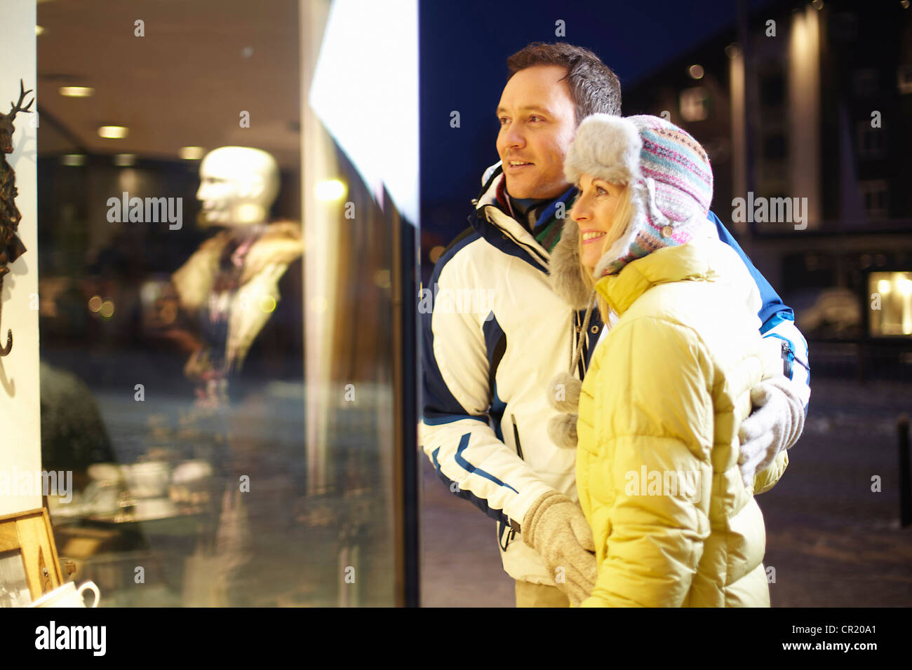 Couple window shopping together Banque D'Images
