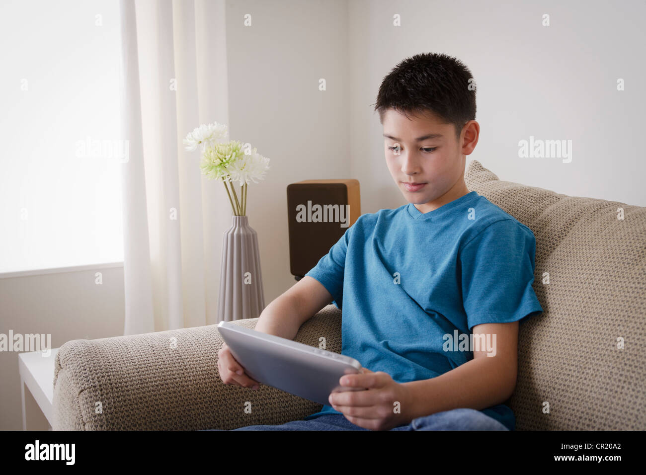USA, Californie, Los Angeles, Boy (10-11) using digital tablet Banque D'Images