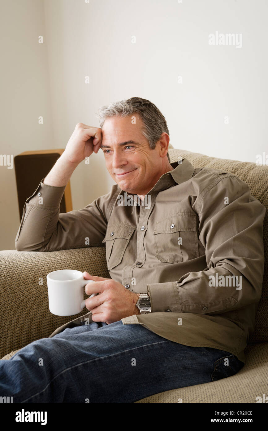 USA, Californie, Los Angeles, Smiling mature man holding mug Banque D'Images