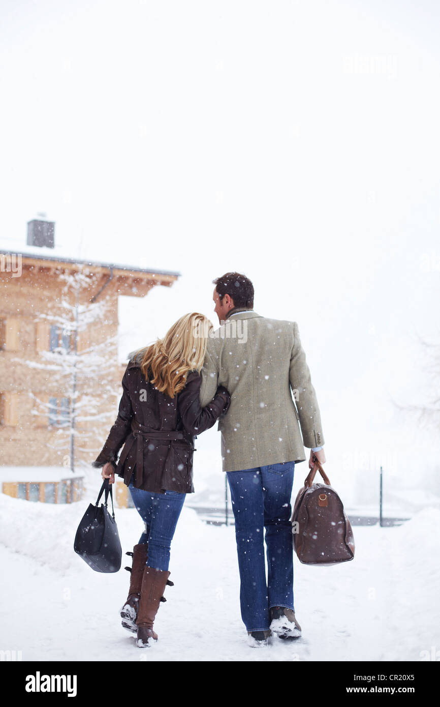 Couple en train de marcher ensemble dans la neige Banque D'Images