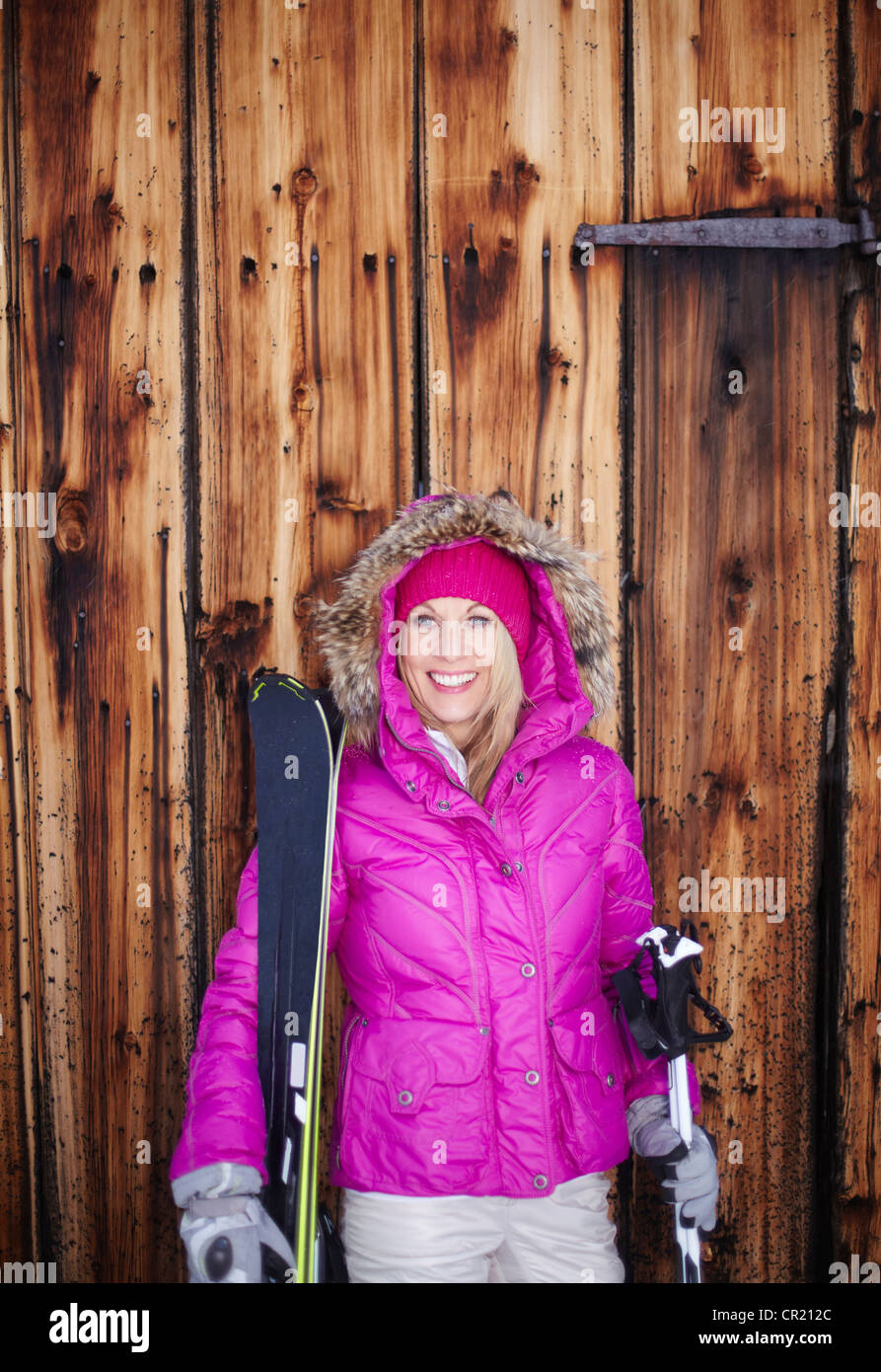 Femme debout avec skis et bâtons Banque D'Images