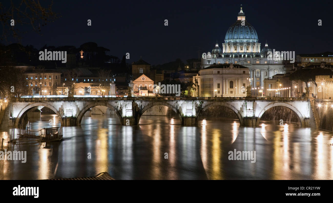 Bridge au Vatican lit up at night Banque D'Images