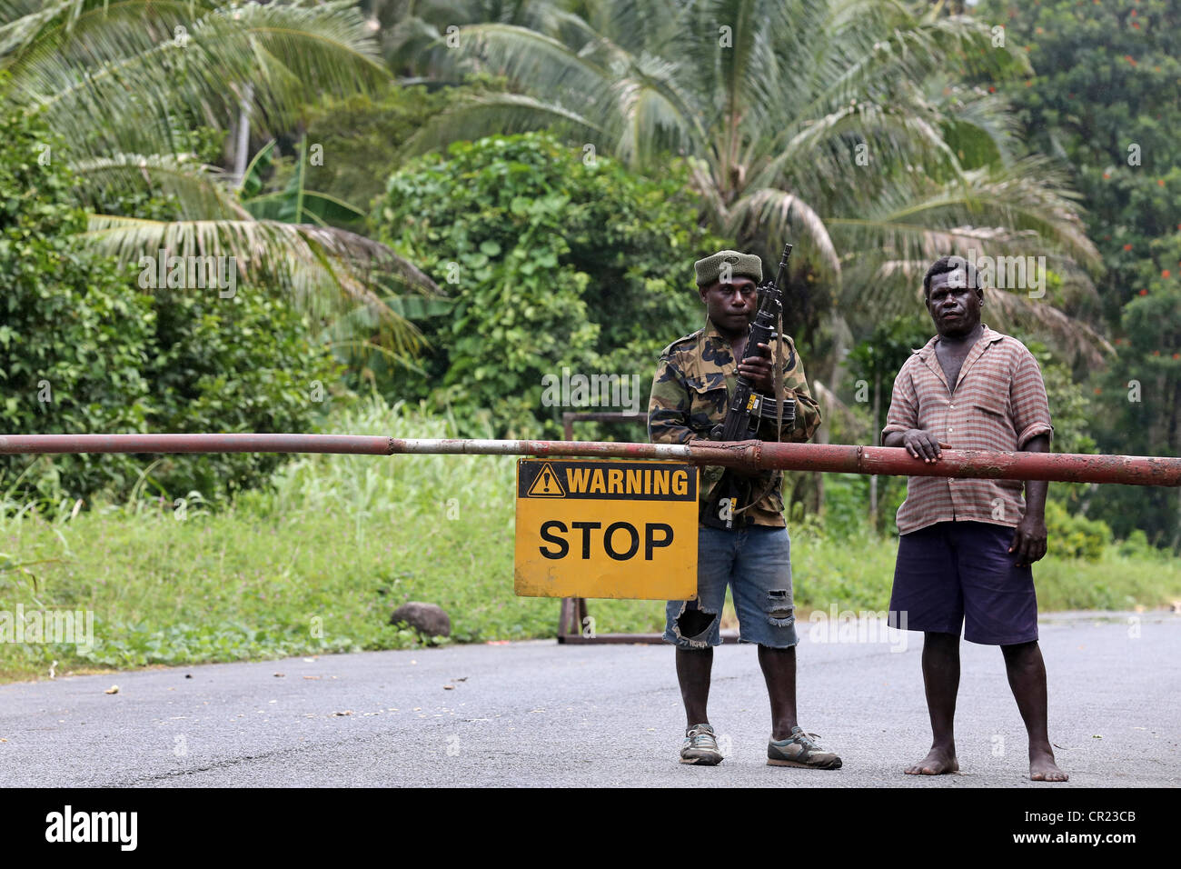 Des militants armés BRA qui gardaient la rue jusqu'à la mine de cuivre de Panguna sur l'île de la région autonome de Bougainville, PNG Banque D'Images