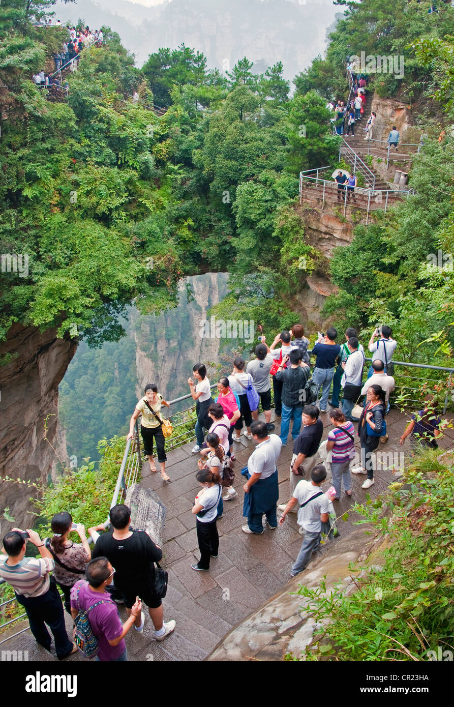 Les touristes au parc forestier national de Zhangjiajie dans la province du Hunan Banque D'Images