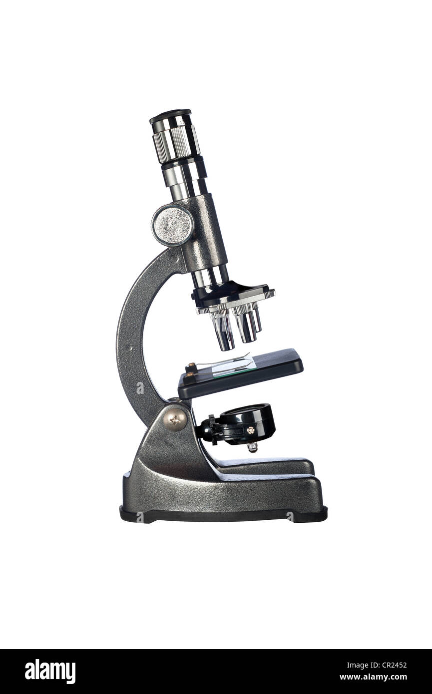 Un microscope scientifique détaillé isolé sur blanc avec des réflexions très propres et des surfaces. Banque D'Images