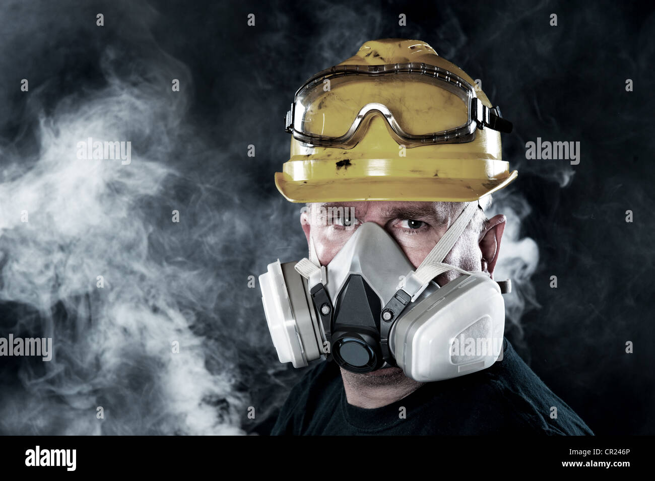 Un sauveteur porte un masque respiratoire dans une atmosphère toxique, smokey. Image montre l'importance de la protection et de la sécurité de l'état de préparation. Banque D'Images