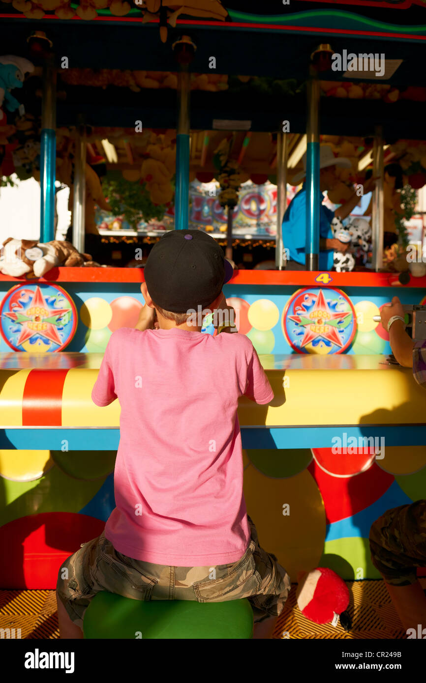 Jeune garçon jouer carnival game Banque D'Images