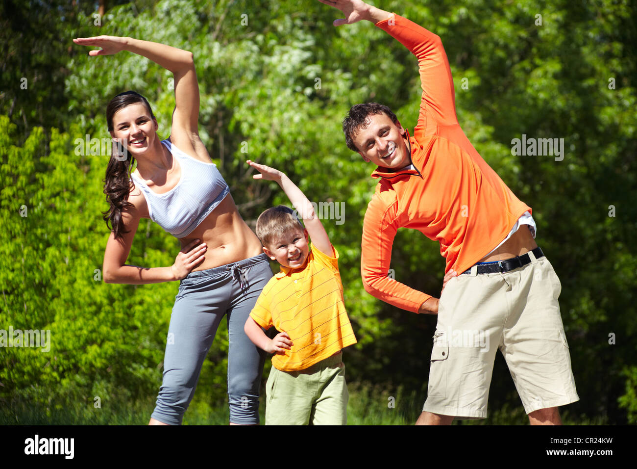 Portrait de famille de trois personnes faisant de l'exercice physique dans le parc Banque D'Images
