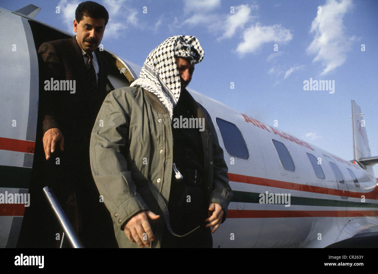 Le président palestinien Yasser Arafat arrive le Caire à bord d'un jet pour l'une de ses visites régulières avec le président égyptien Banque D'Images