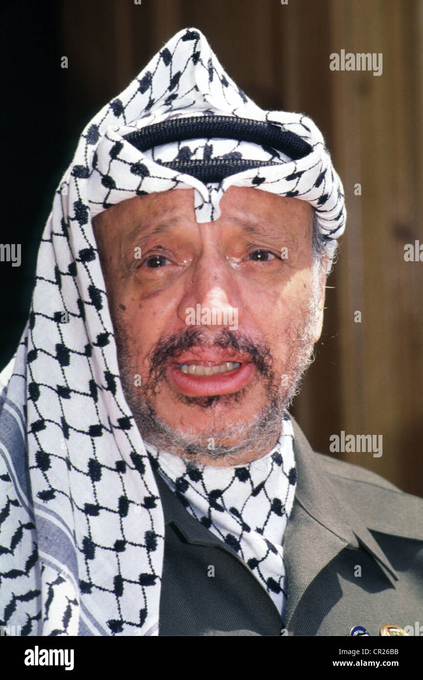 Le président palestinien Yasser Arafat peu après avoir survécu à un accident d'avion dans le désert de Libye en 1992, au Caire. Banque D'Images