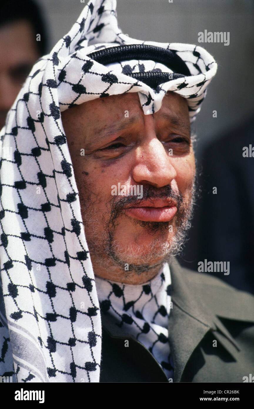 Le président palestinien Yasser Arafat peu après avoir survécu à un accident d'avion dans le désert de Libye en 1992, au Caire. Banque D'Images