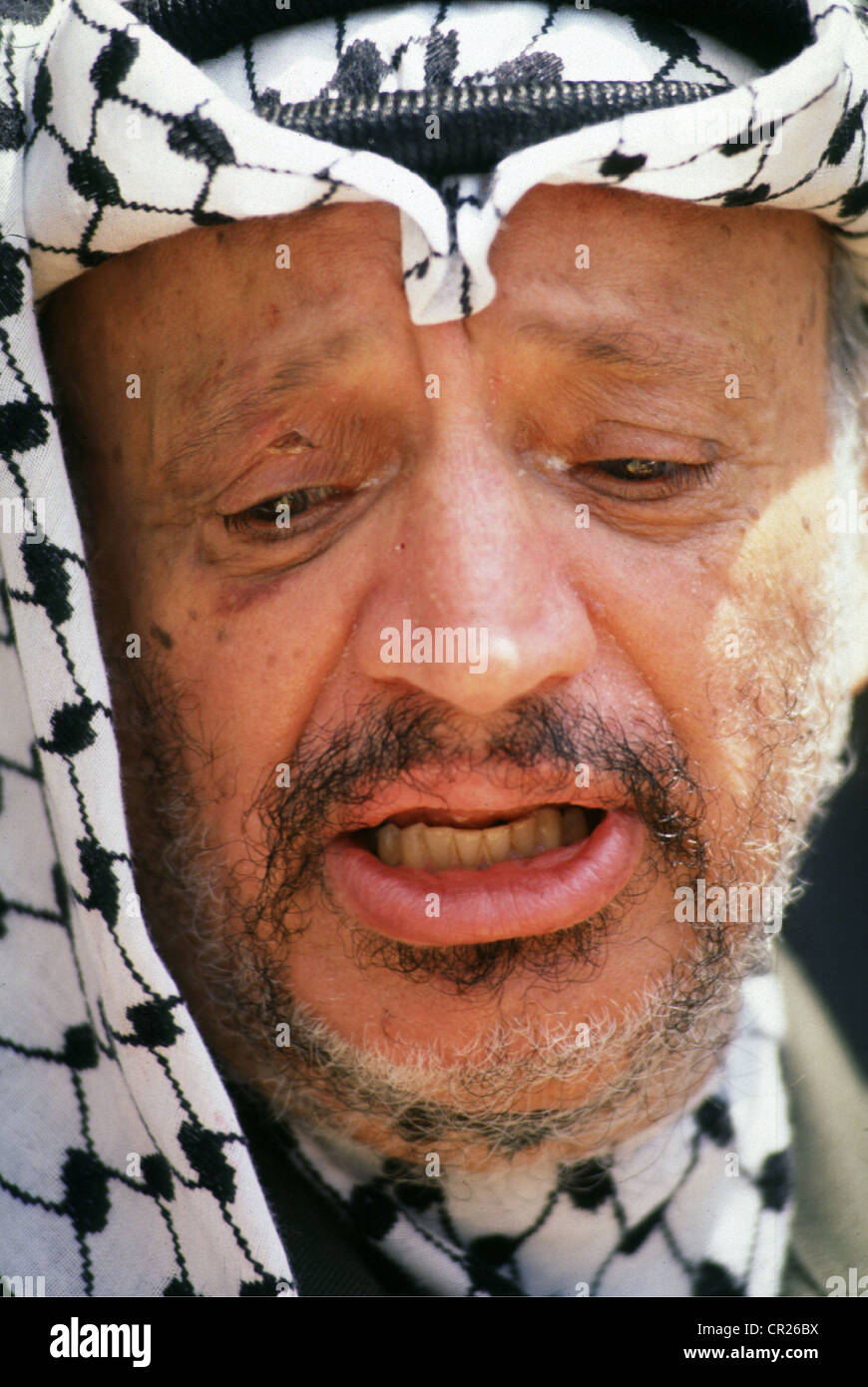 Le président palestinien Yasser Arafat peu après avoir survécu à un accident d'avion dans le désert de Libye en 1992, au Caire. Banque D'Images