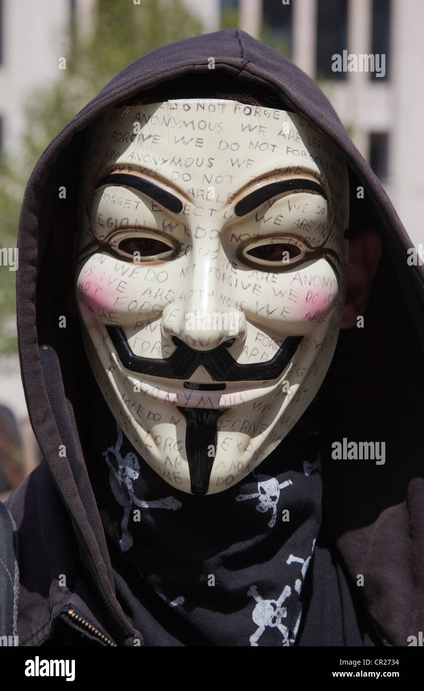 'Anonyme' occuper le port d'un manifestant Guy Fawkes ou Masque V pour Vendetta lors d'une manifestation à Londres Banque D'Images
