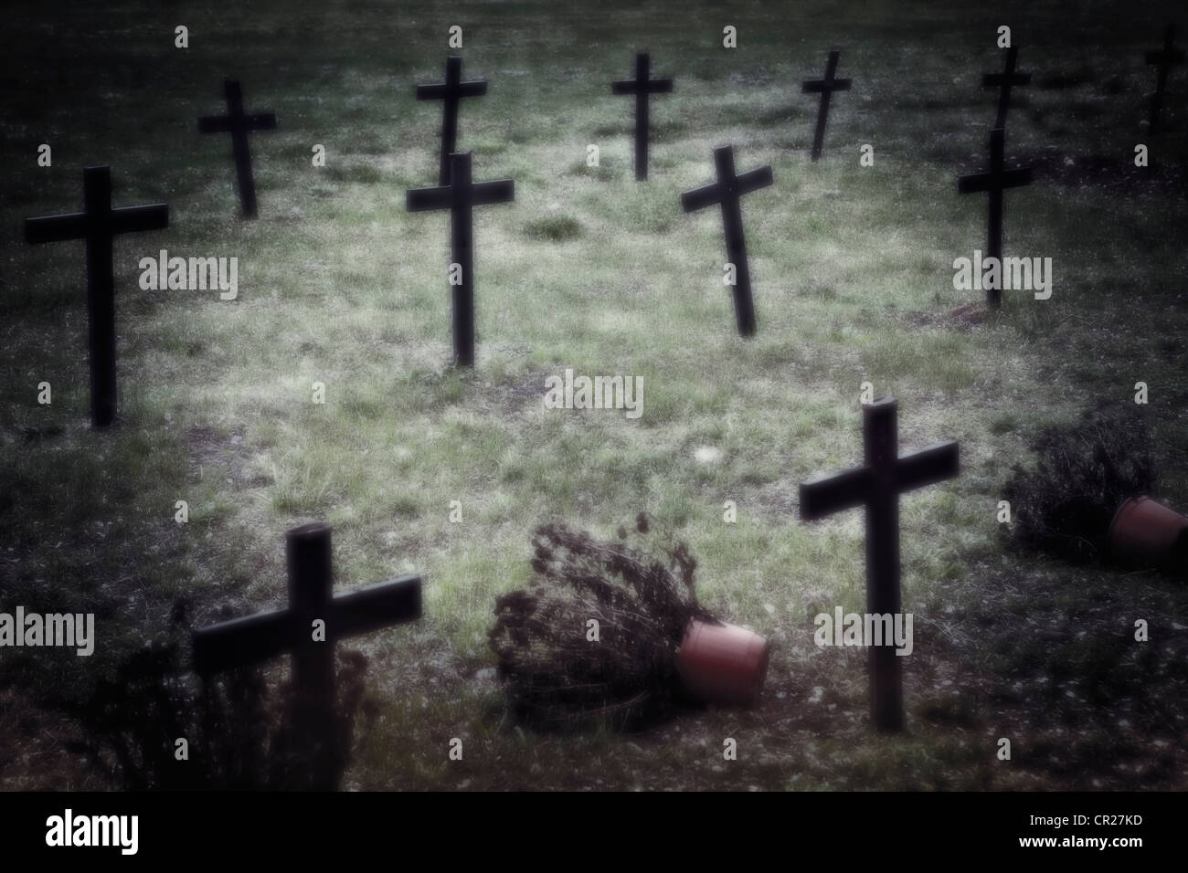 Croix sur un cimetière négligé Banque D'Images