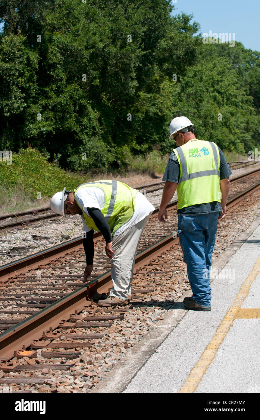 Les ingénieurs de voie contrôle de la voie ferrée près de la gare de DeLand Florida USA Banque D'Images