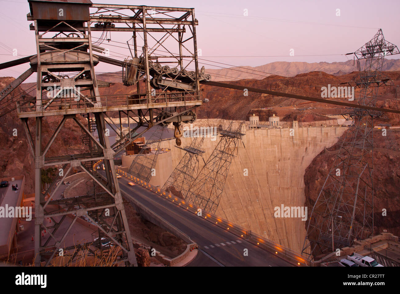 Câbles d'alimentation électriques et les pylônes de l'hydro - électrique au Barrage Hoover, Nevada, USA. Banque D'Images