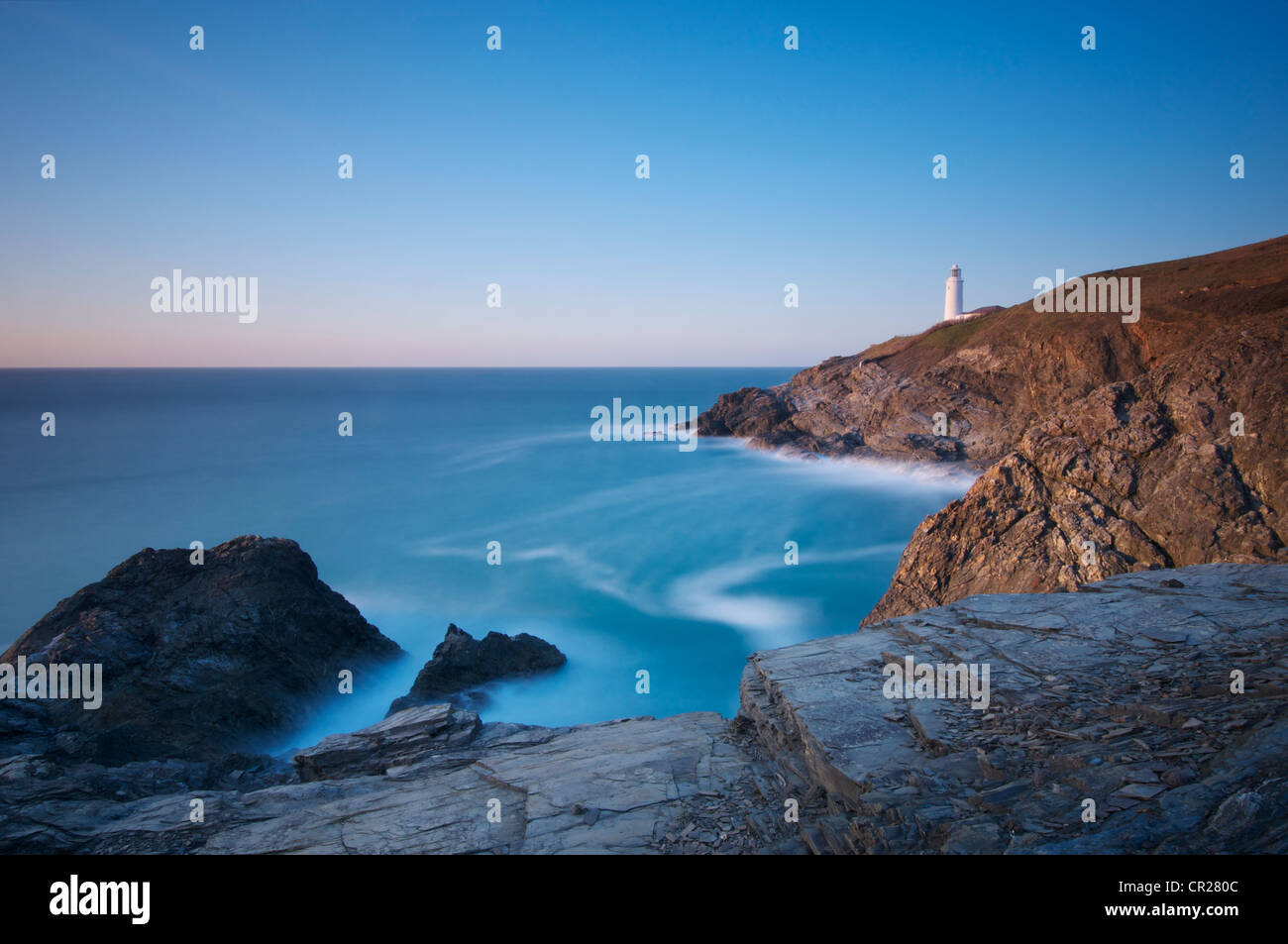 Trevose Head Lighthouse et plage au coucher du soleil Banque D'Images