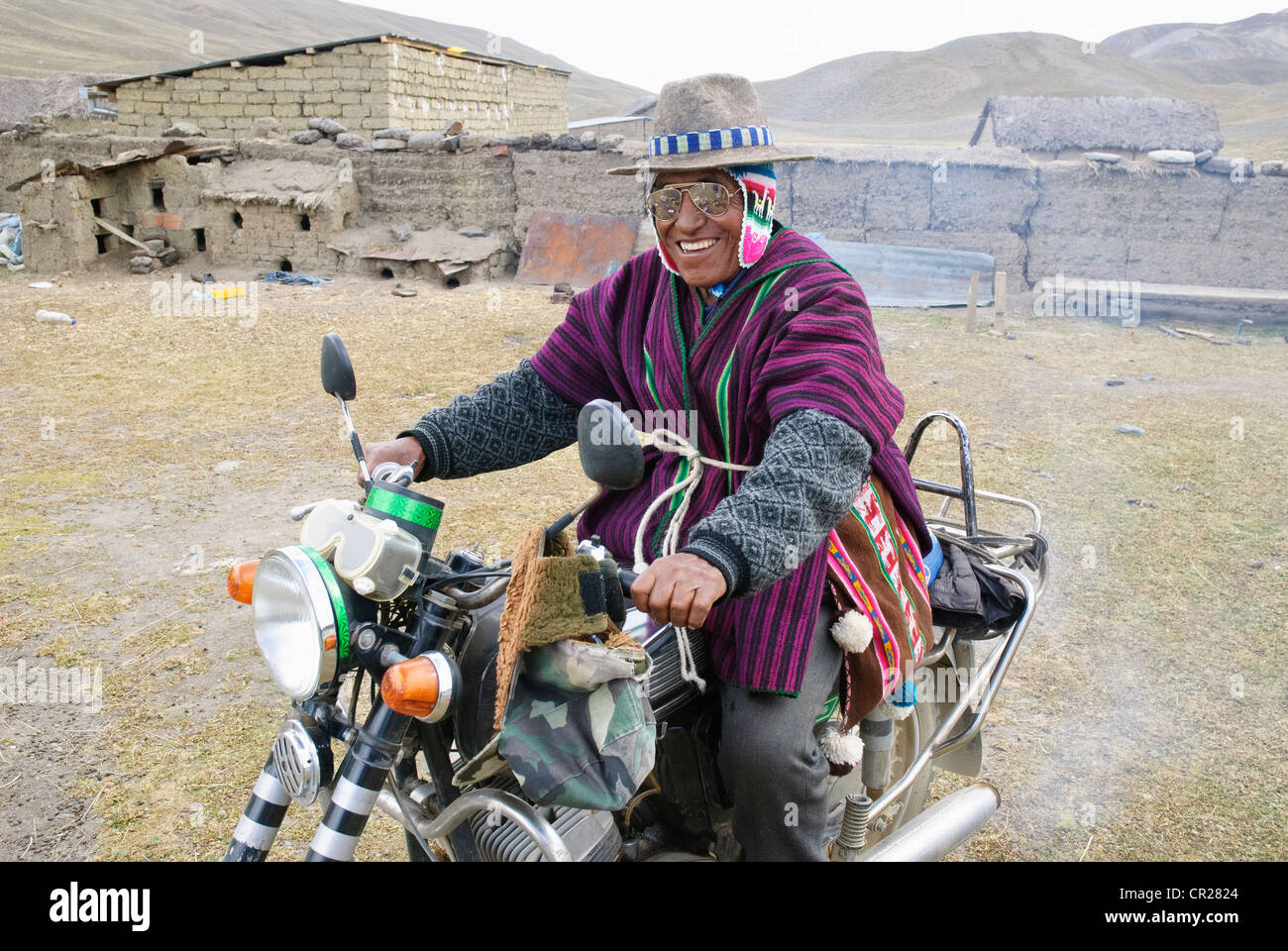 Biker dans le vrai Cordillère des Andes, la Bolivie Banque D'Images