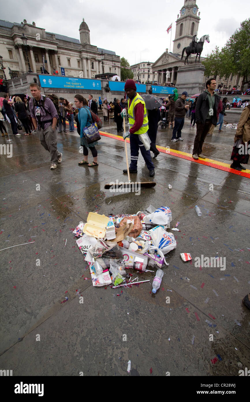Des agents de Veolia nettoient les ordures à Trafalgar Square, à Londres, à la suite des célébrations du jubilé royal de diamant. Vêtue d'un équipement haute visibilité, l'équipe de nettoyage travaille efficacement au milieu des déchets éparpillés laissés par la foule. Les conséquences des festivités patriotiques sont évidentes : drapeaux de l'Union Jack, emballages de nourriture et confettis parsèment le sol Banque D'Images