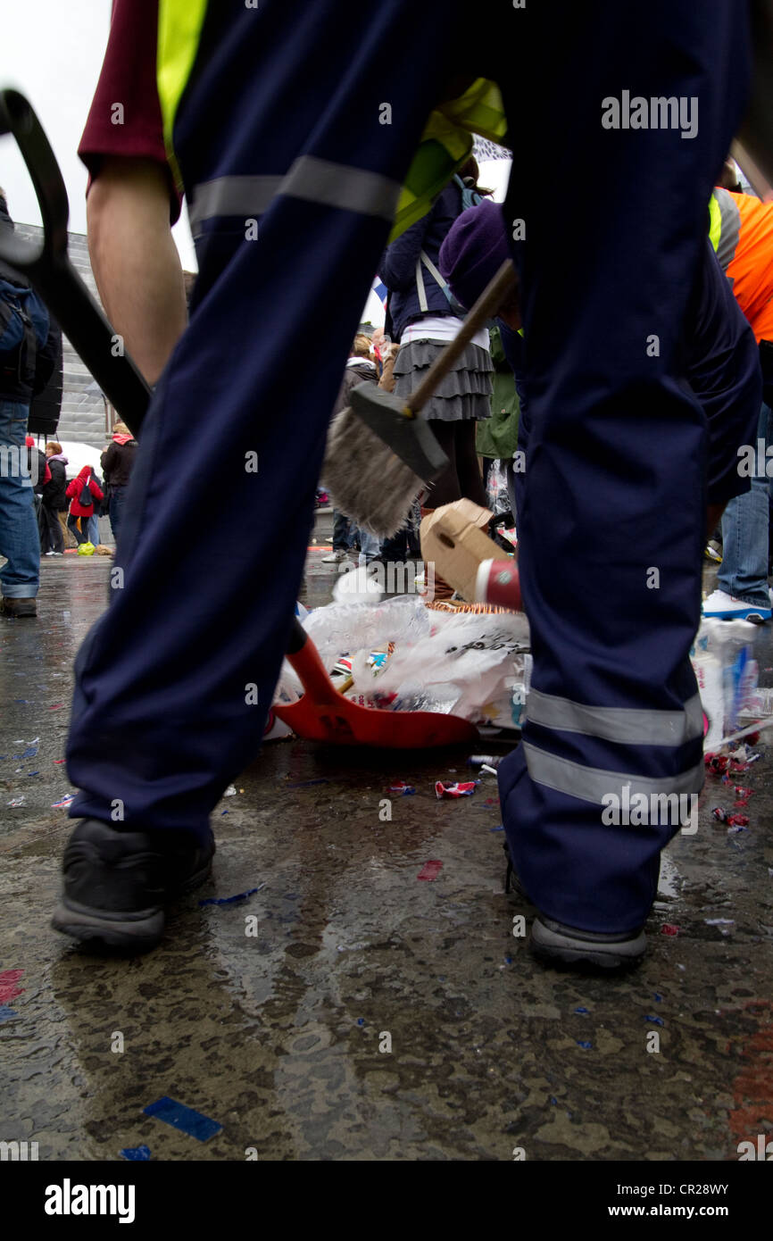 Des agents de Veolia nettoient les ordures à Trafalgar Square, à Londres, à la suite des célébrations du jubilé royal de diamant. Vêtue d'un équipement haute visibilité, l'équipe de nettoyage travaille efficacement au milieu des déchets éparpillés laissés par la foule. Les conséquences des festivités patriotiques sont évidentes : drapeaux de l'Union Jack, emballages de nourriture et confettis parsèment le sol Banque D'Images