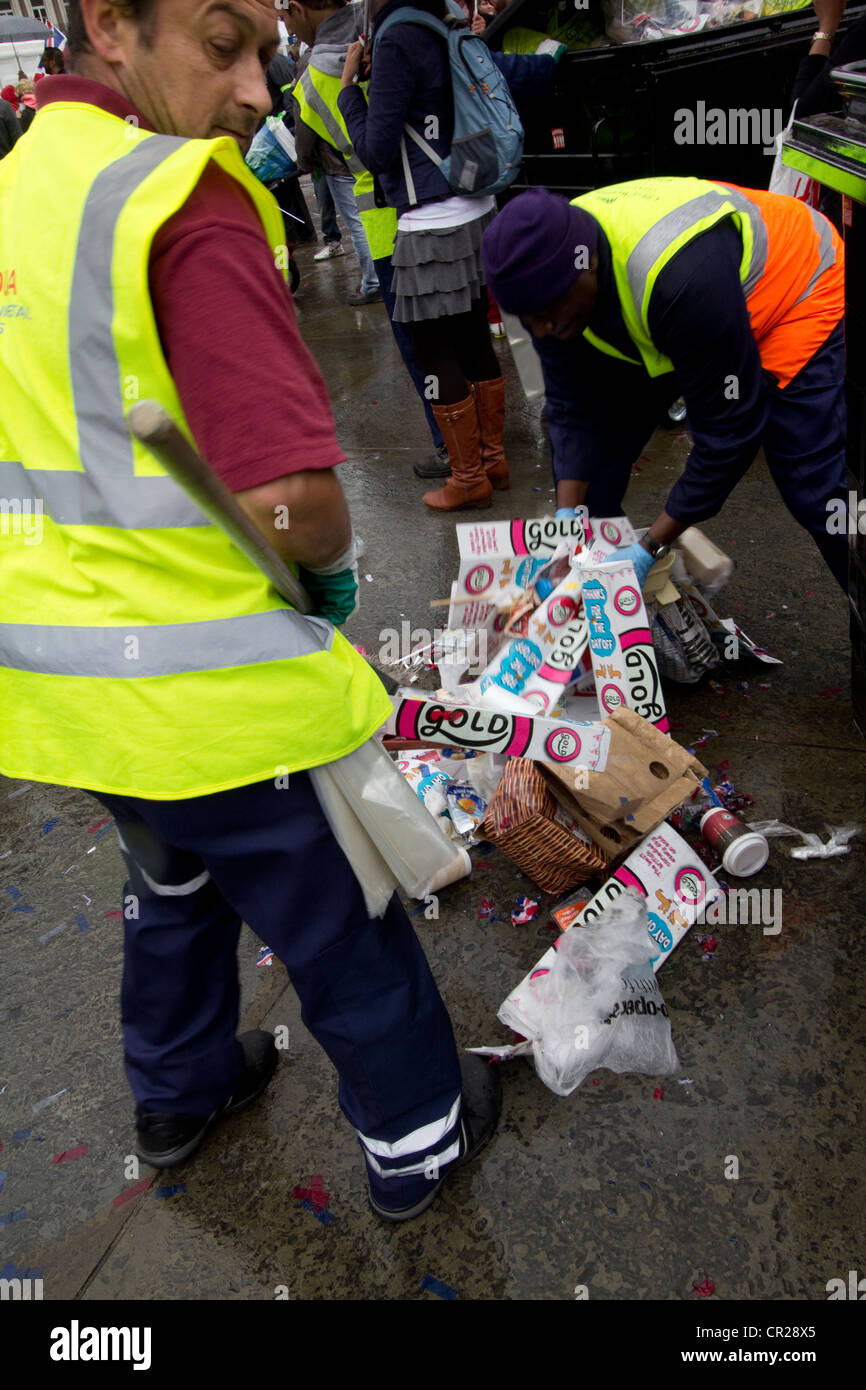 Des agents de Veolia nettoient les ordures à Trafalgar Square, à Londres, à la suite des célébrations du jubilé royal de diamant. Vêtue d'un équipement haute visibilité, l'équipe de nettoyage travaille efficacement au milieu des déchets éparpillés laissés par la foule. Les conséquences des festivités patriotiques sont évidentes : drapeaux de l'Union Jack, emballages de nourriture et confettis parsèment le sol Banque D'Images