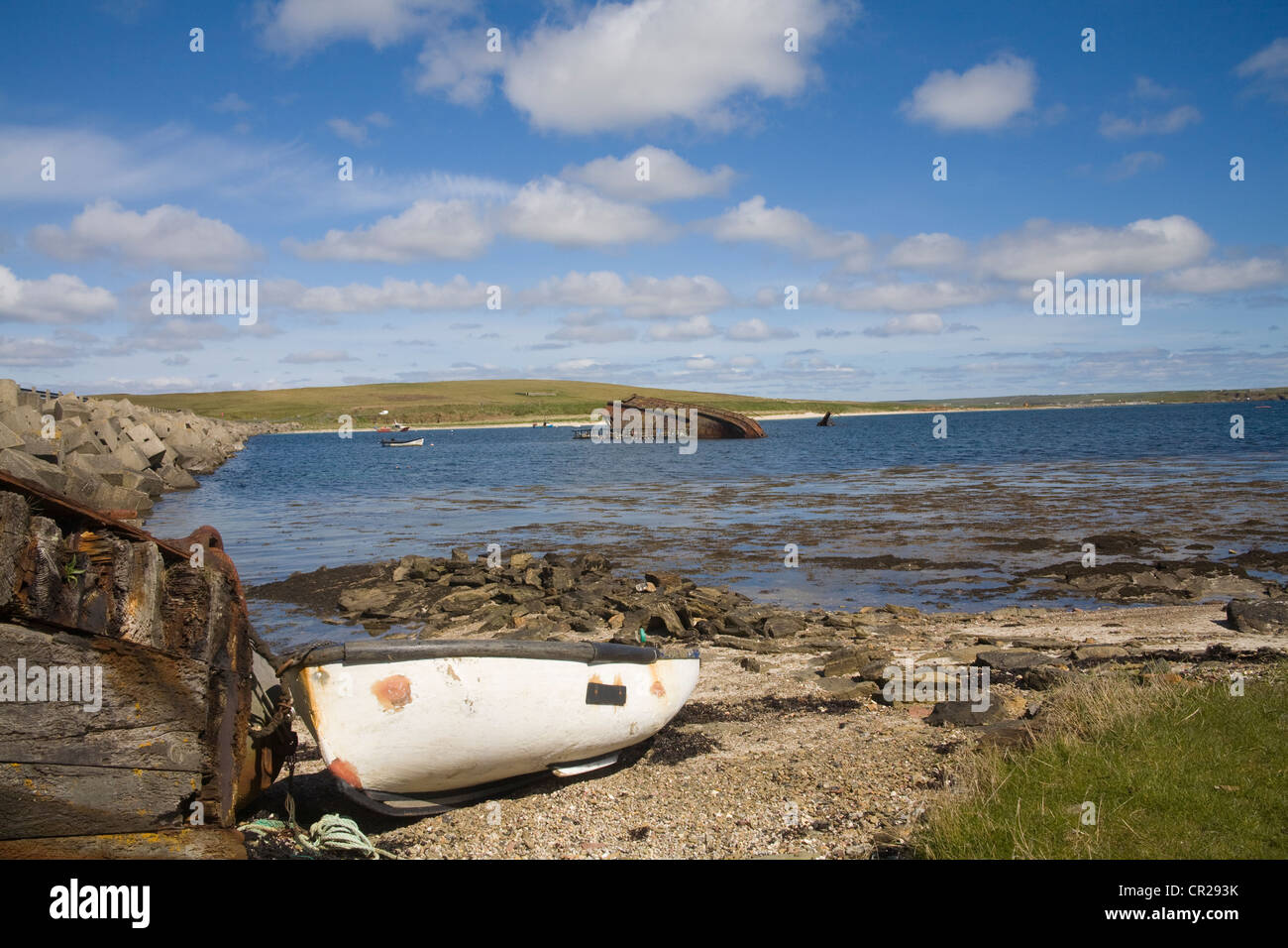 Glimps Holm Orkney Islands East Mainland UK peut reste blockship dans l'est aux côtés de son Weddell Barrière Churchill Banque D'Images