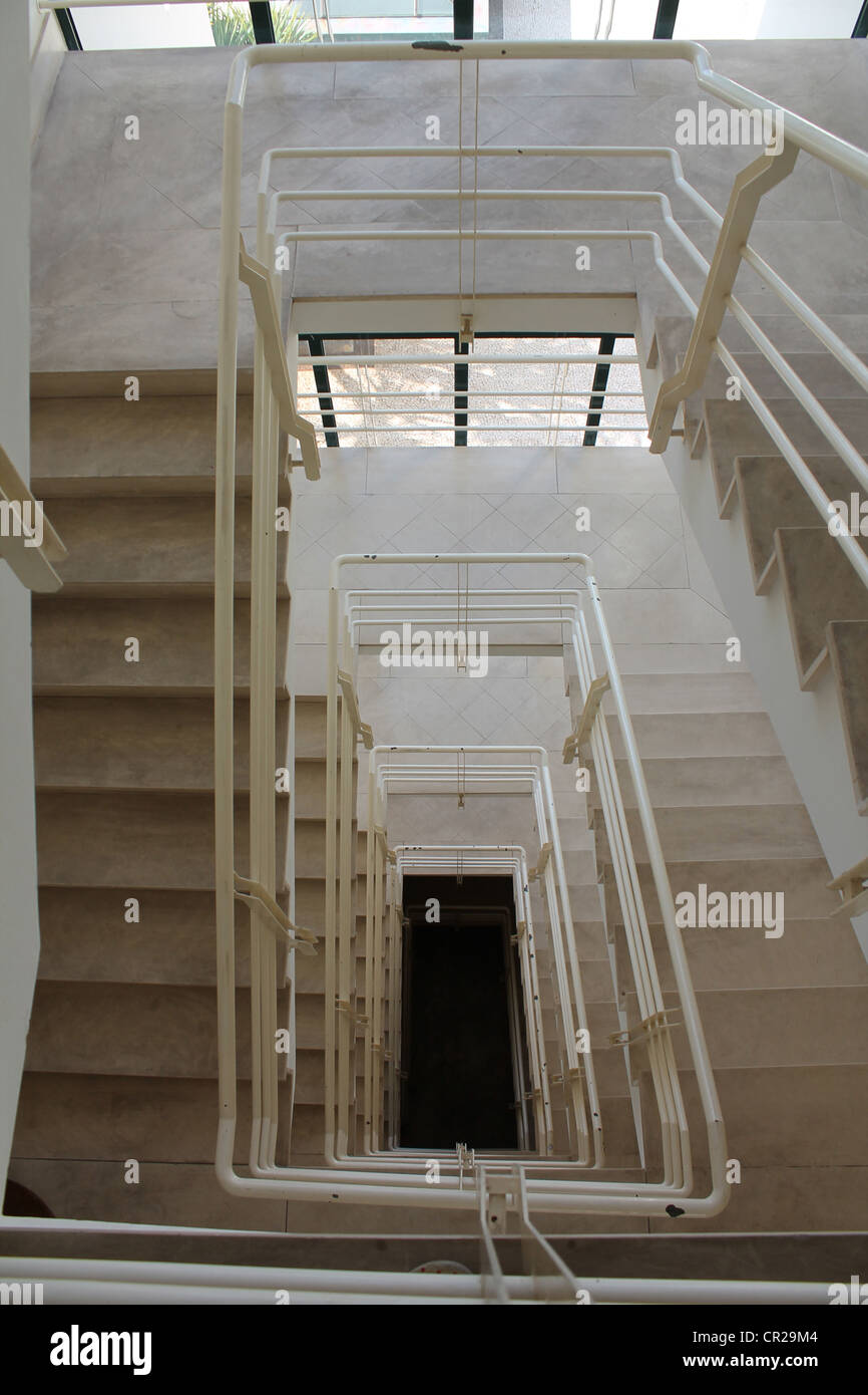 Vue depuis le haut d'un escalier vers le bas à plusieurs Photo Stock - Alamy