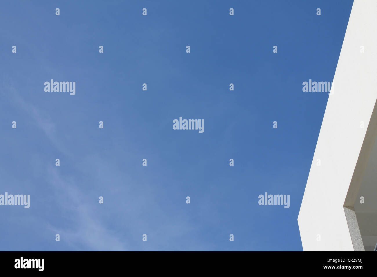 Abstraite de la côté d'un bâtiment blanc sur fond de ciel bleu à Funchal, Madère Banque D'Images