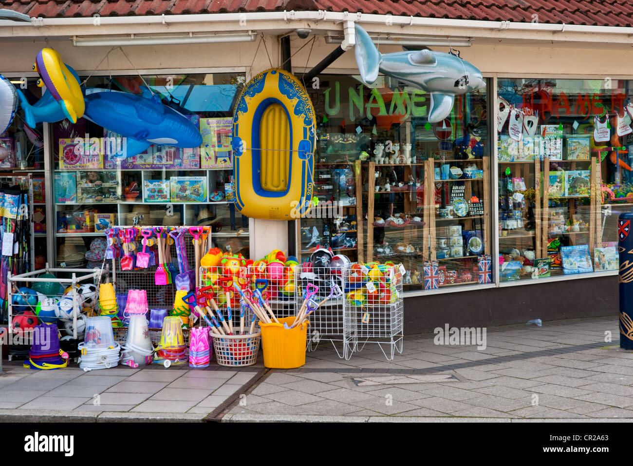 Station boutique vendant des jouets de plage de couleurs vives Banque D'Images