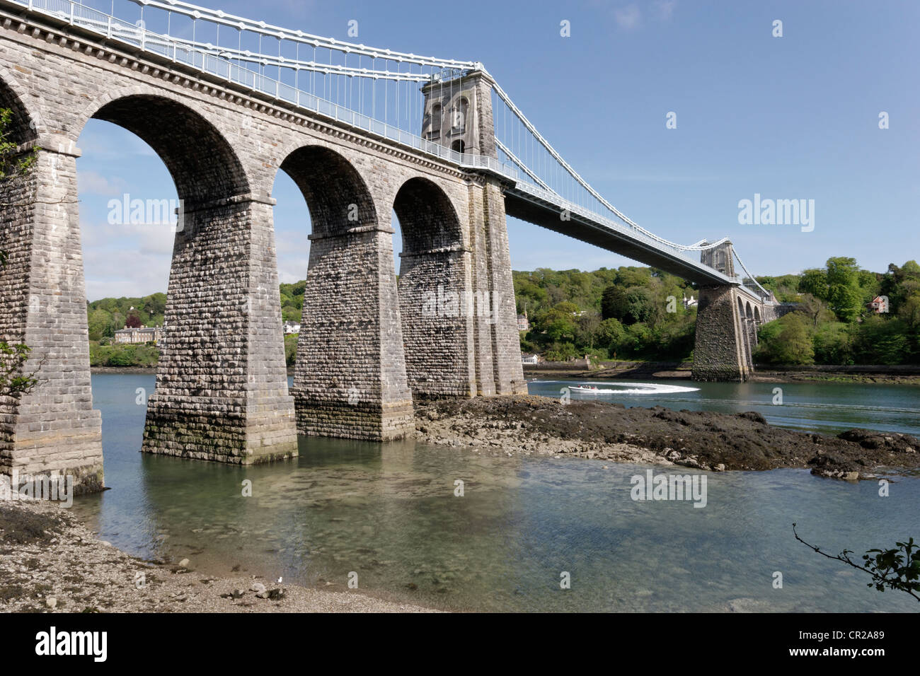 De Thomas Telford, pont suspendu de Menai, ouvert en 1826, reliant le continent à Anglesey gallois. Vue de côté d'Anglesey. Banque D'Images